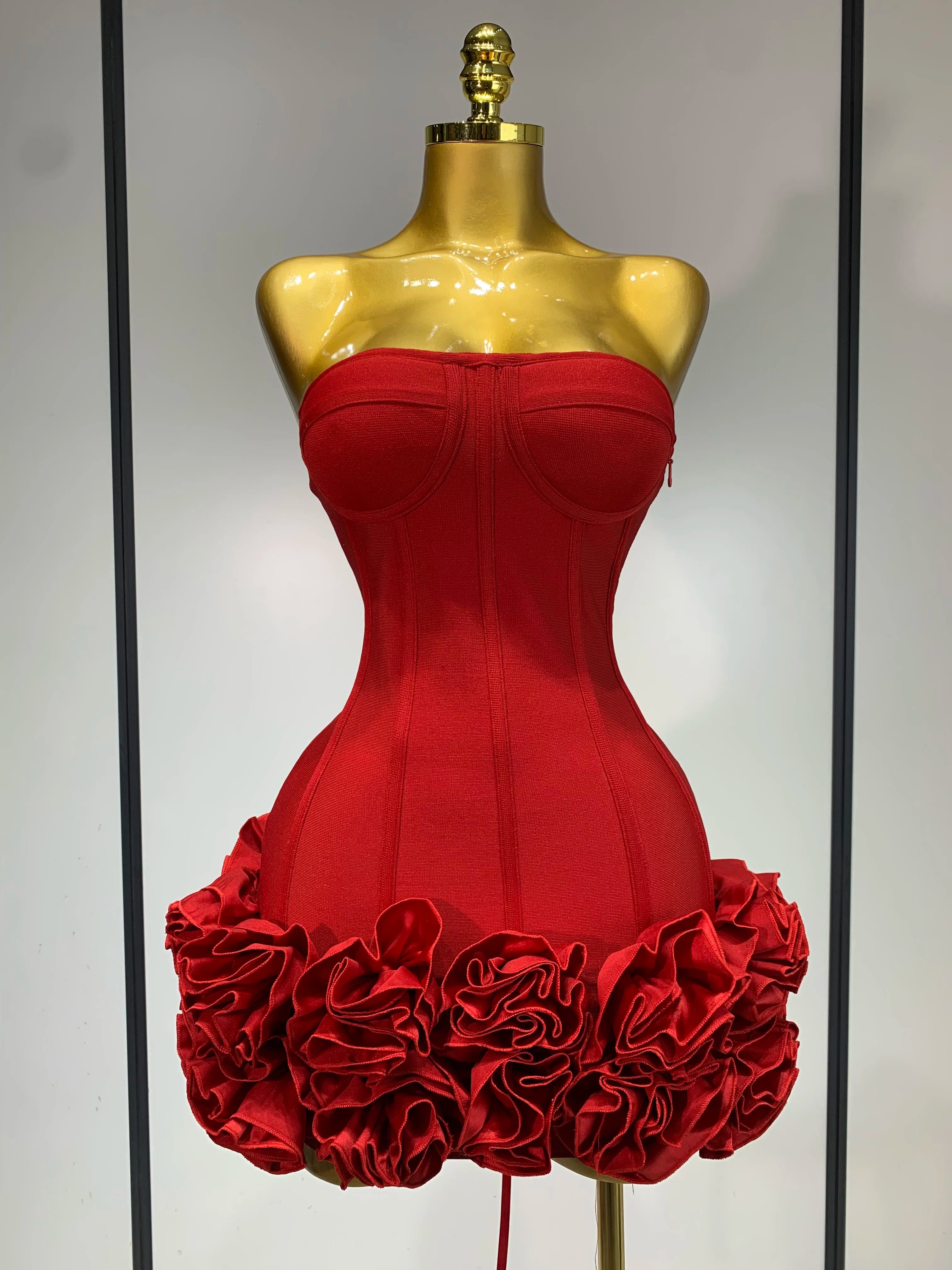 Robe Bandage Mini Strapless Appliqués Floraux – Soirée VIP