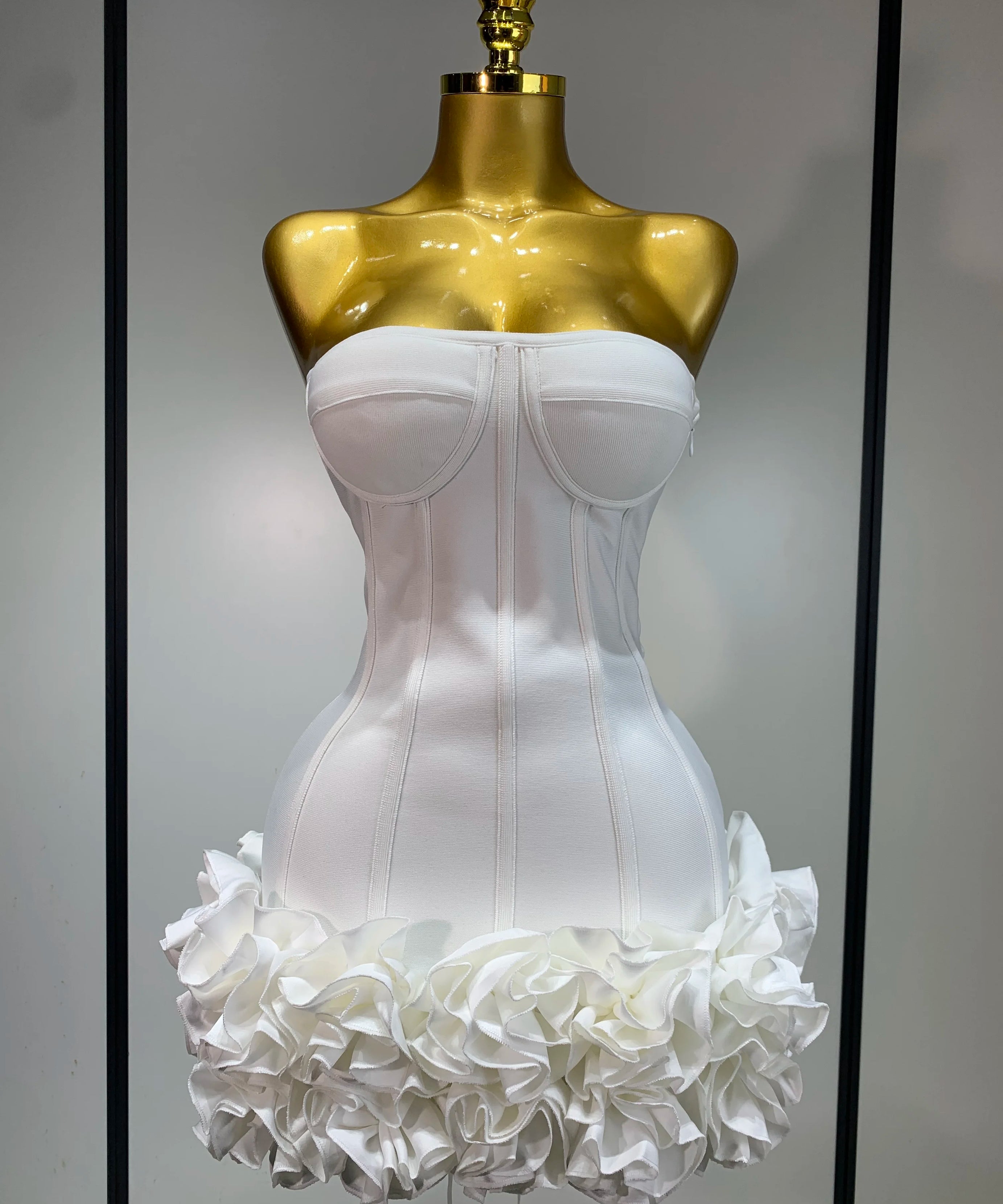 Robe Bandage Mini Strapless Appliqués Floraux – Soirée VIP
