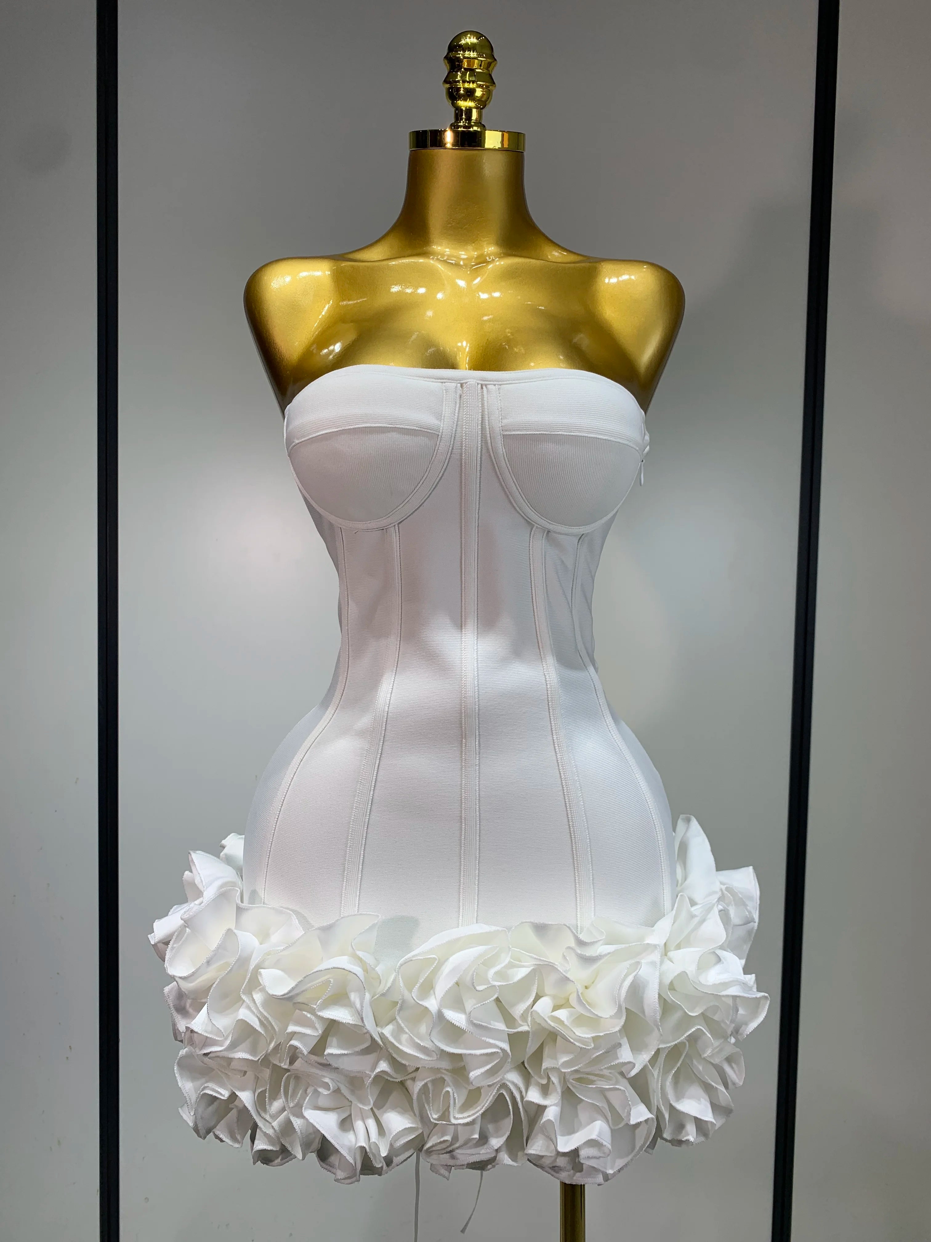 Robe Bandage Mini Strapless Appliqués Floraux – Soirée VIP