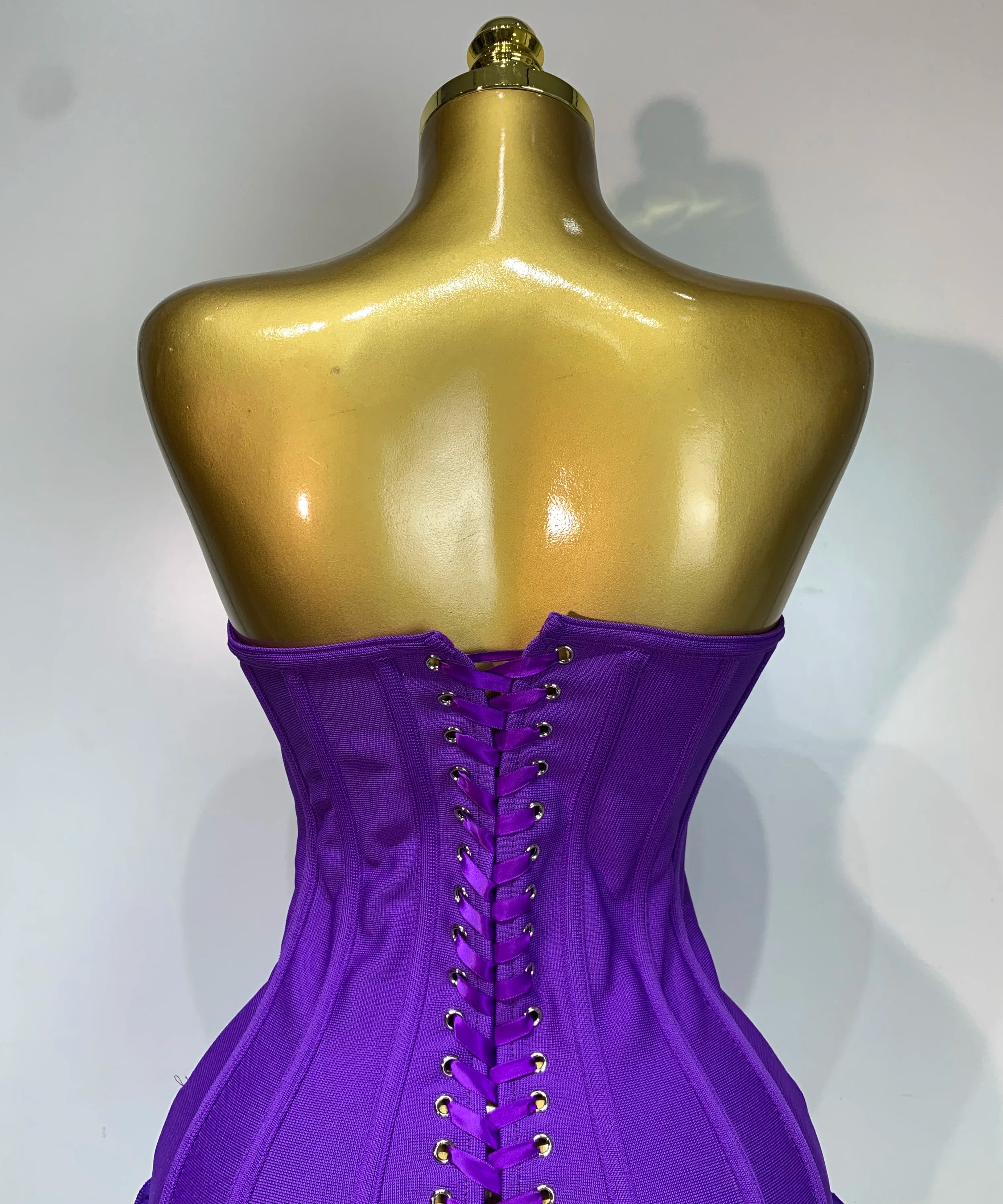 Robe Bandage Mini Strapless Appliqués Floraux – Soirée VIP