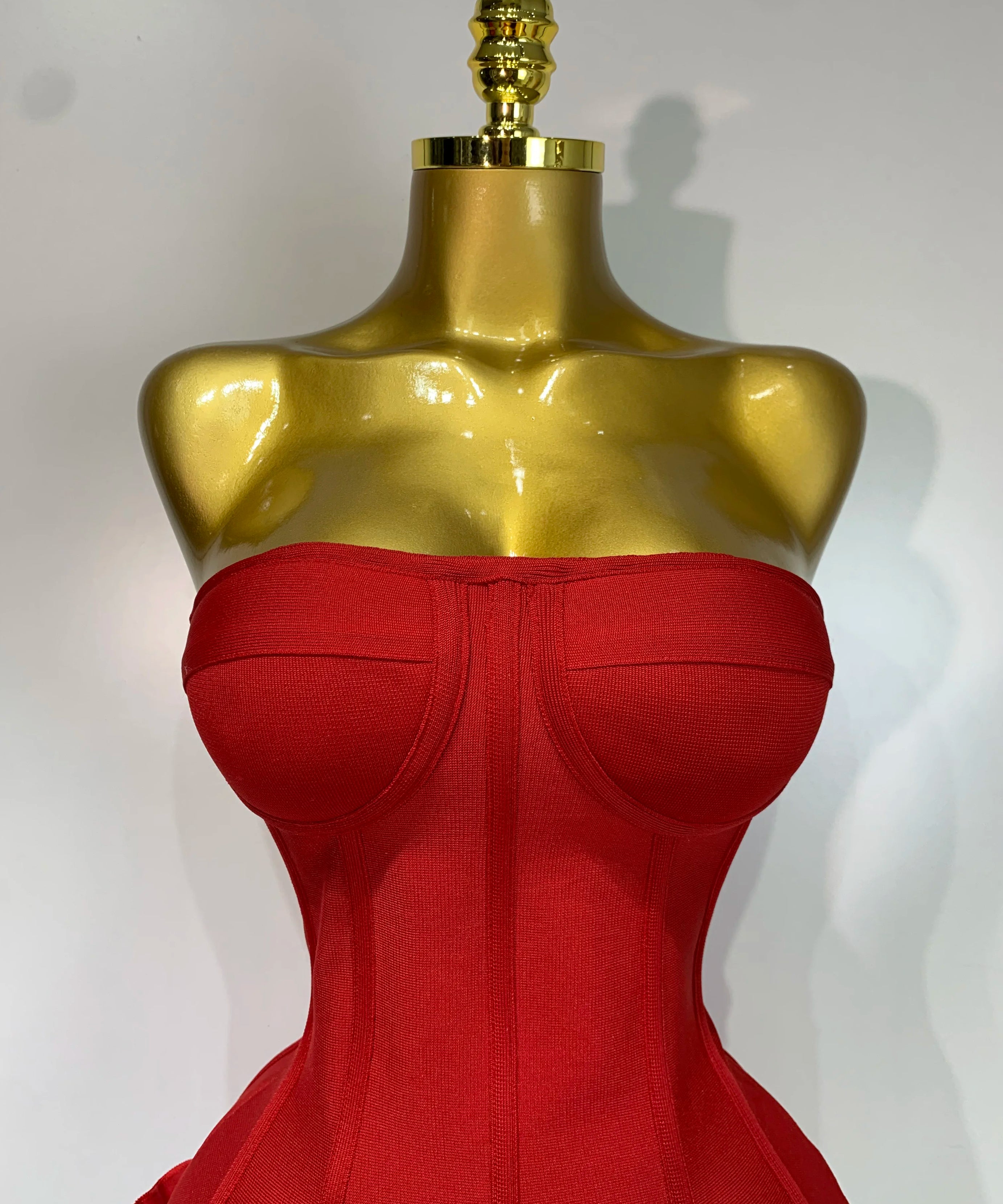 Robe Bandage Mini Strapless Appliqués Floraux – Soirée VIP