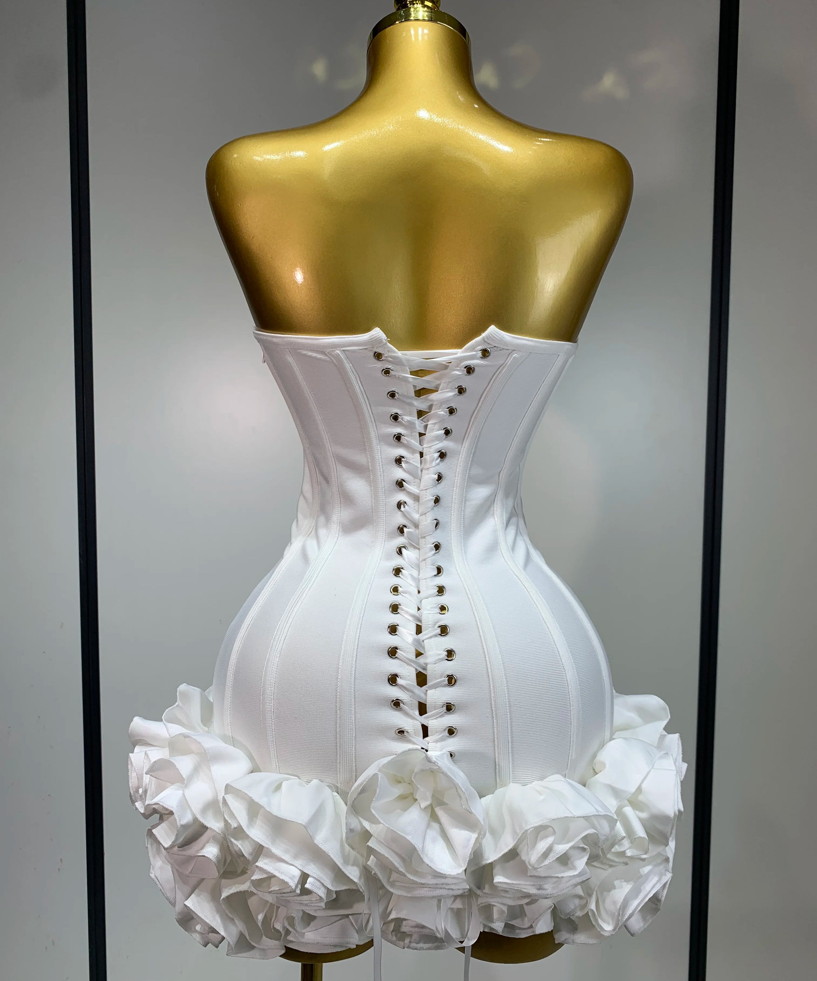Robe Bandage Mini Strapless Appliqués Floraux – Soirée VIP