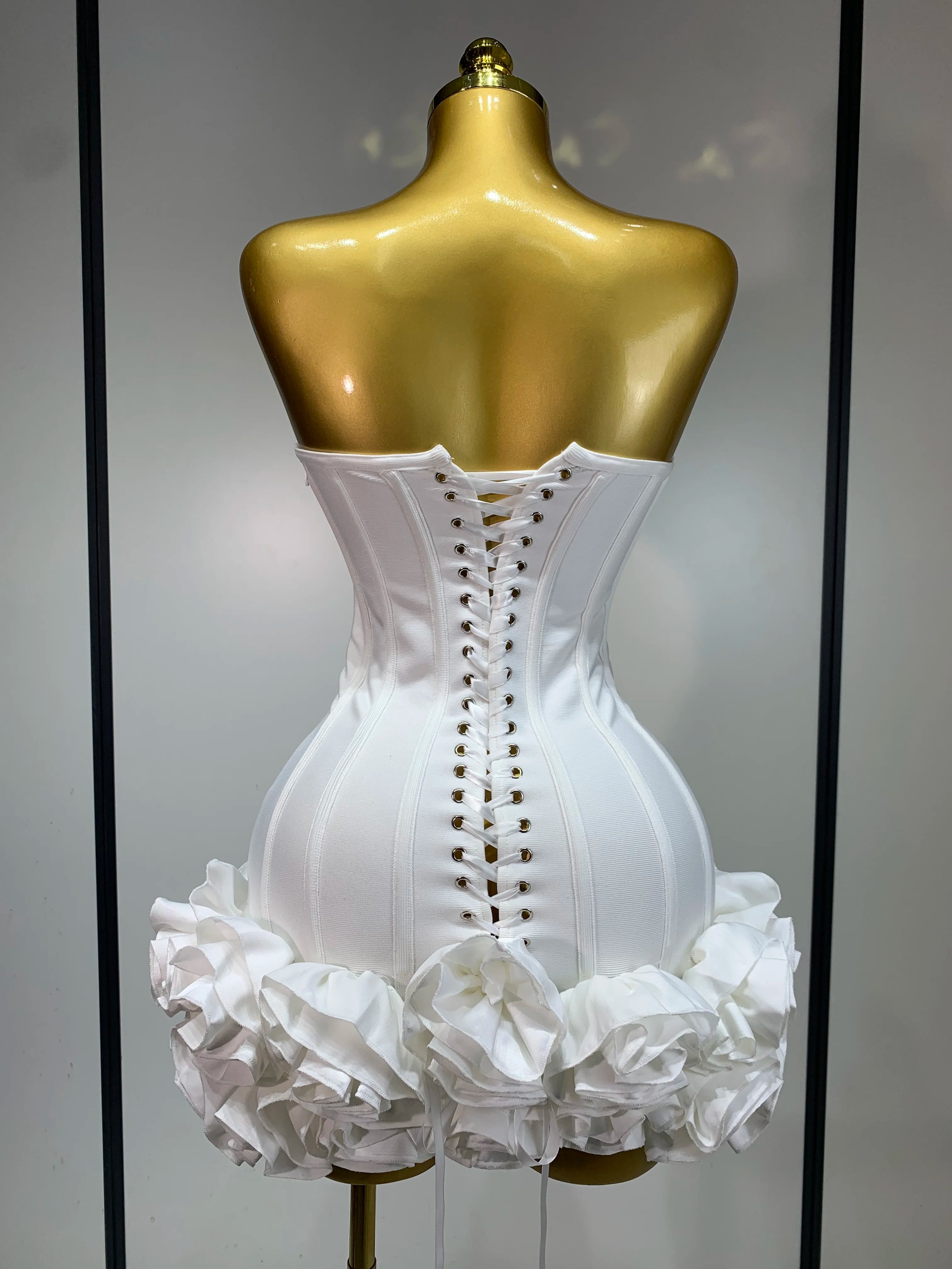 Robe Bandage Mini Strapless Appliqués Floraux – Soirée VIP