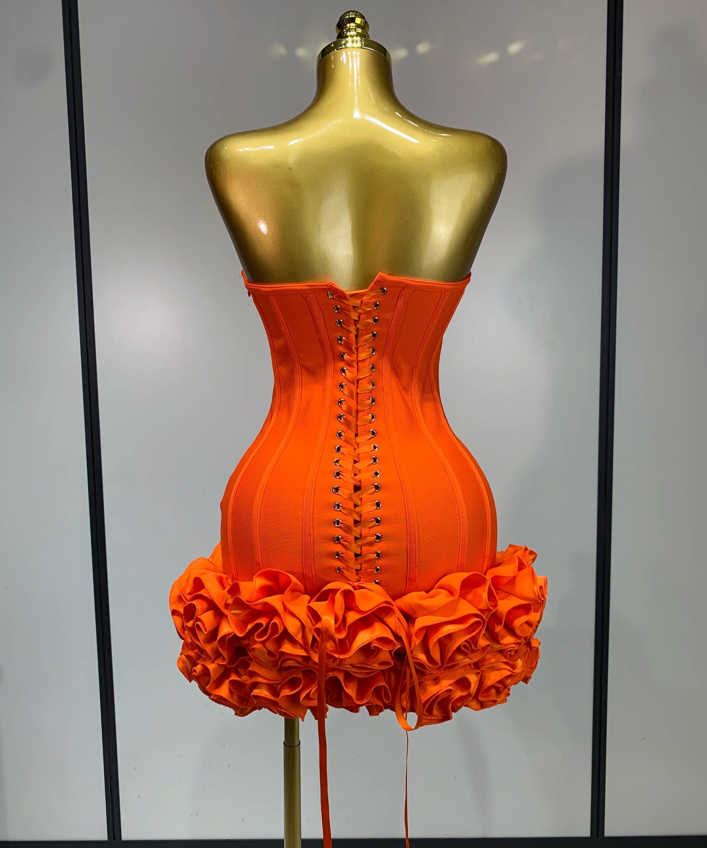 Robe Bandage Mini Strapless Appliqués Floraux – Soirée VIP