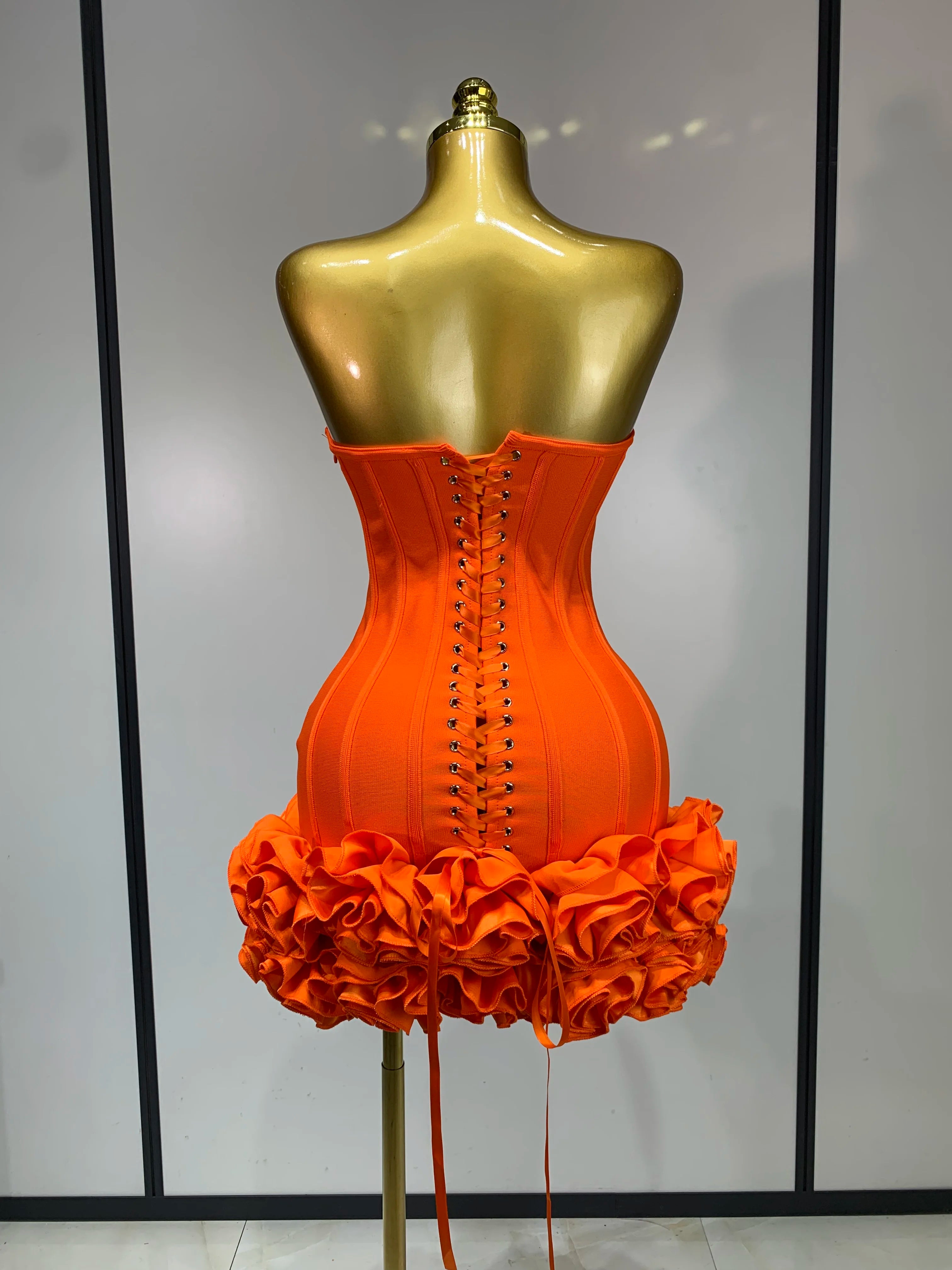 Robe Bandage Mini Strapless Appliqués Floraux – Soirée VIP