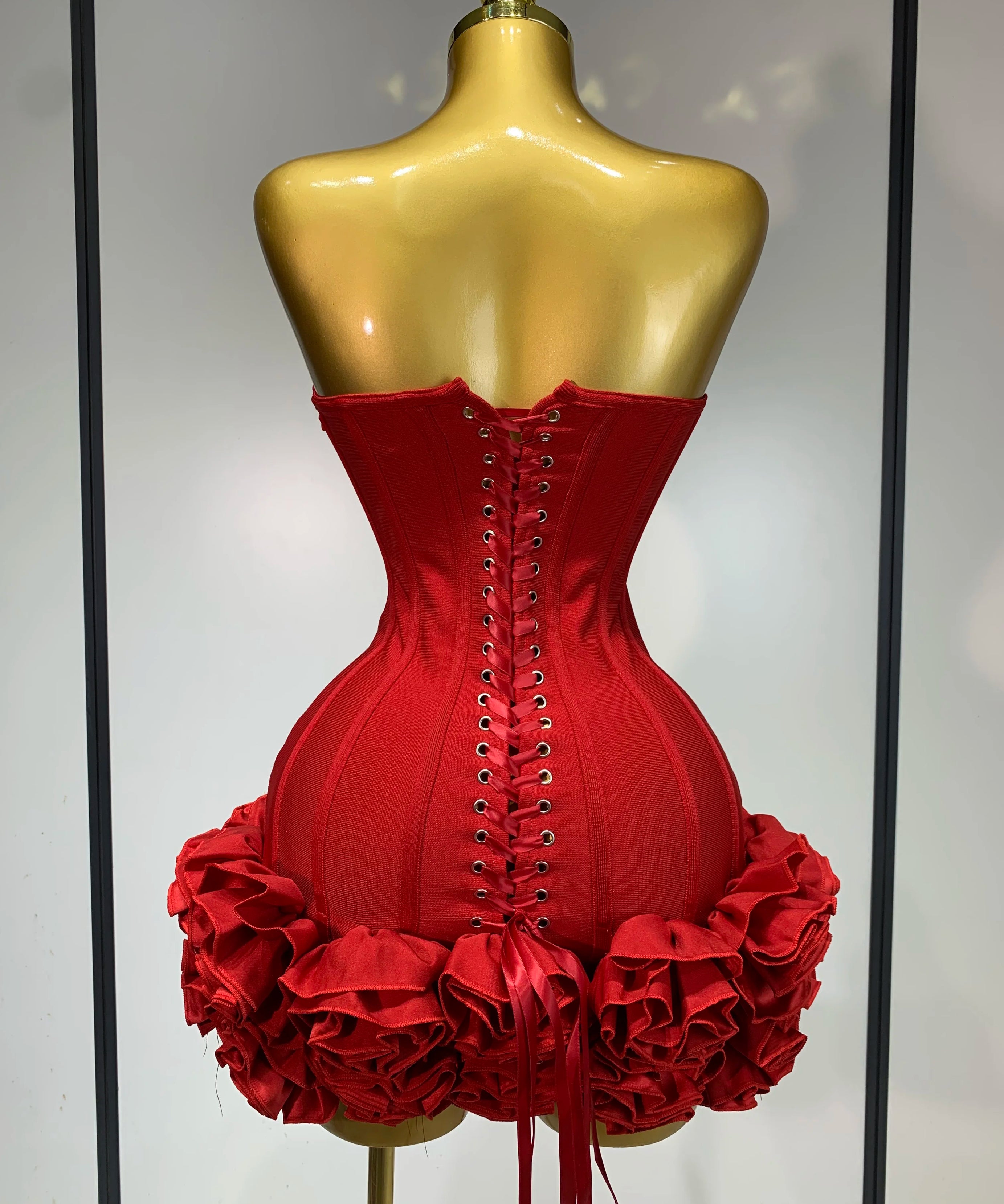 Robe Bandage Mini Strapless Appliqués Floraux – Soirée VIP