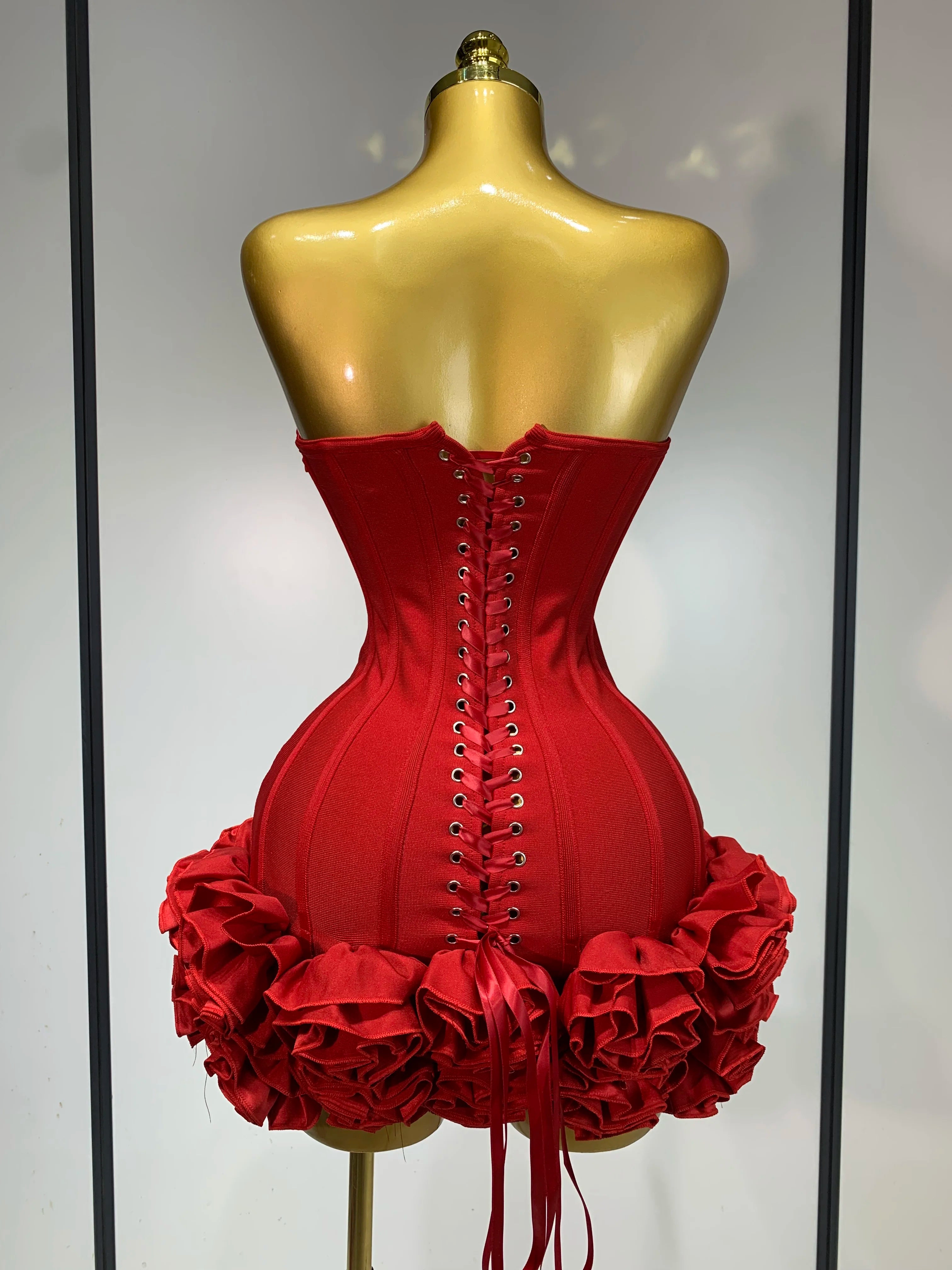 Robe Bandage Mini Strapless Appliqués Floraux – Soirée VIP