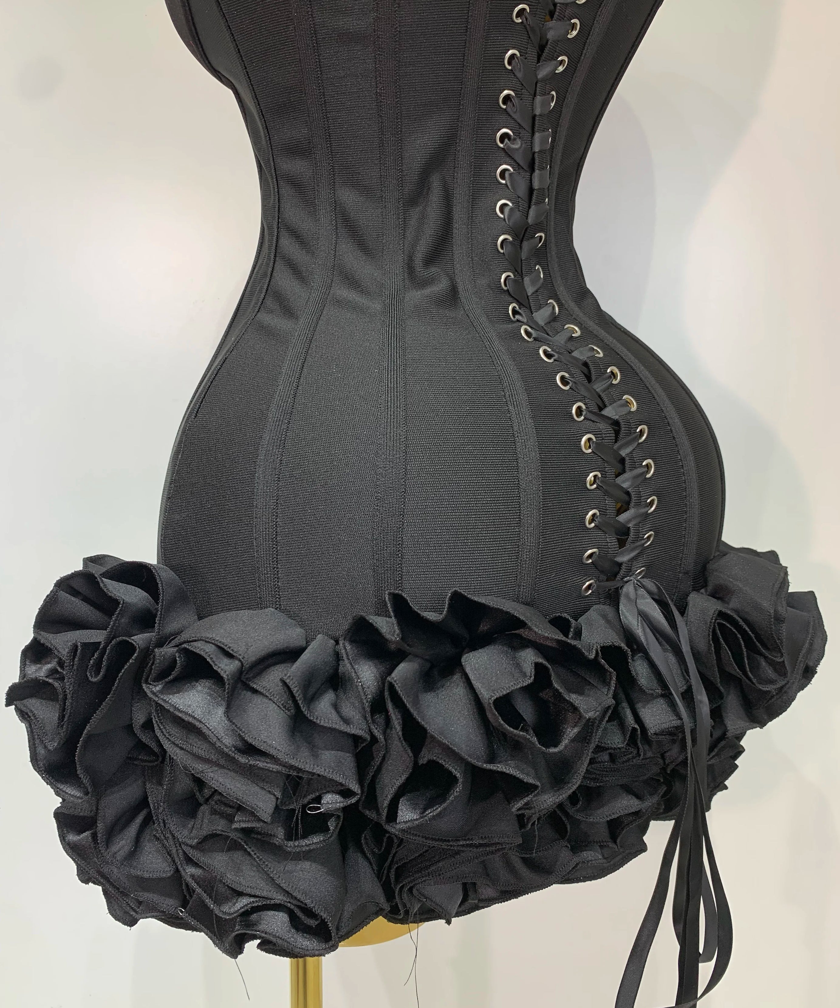 Robe Bandage Mini Strapless Appliqués Floraux – Soirée VIP