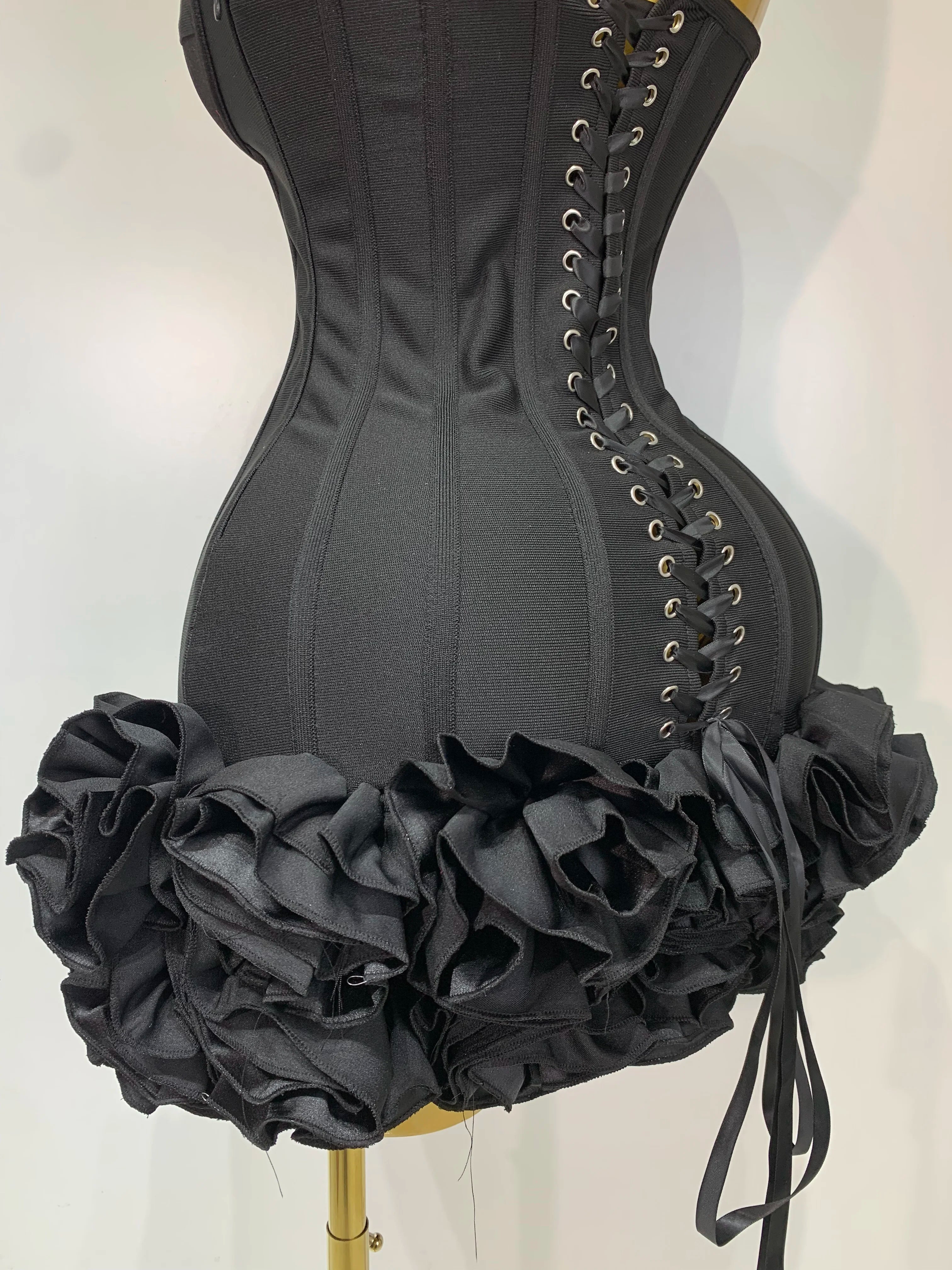 Robe Bandage Mini Strapless Appliqués Floraux – Soirée VIP