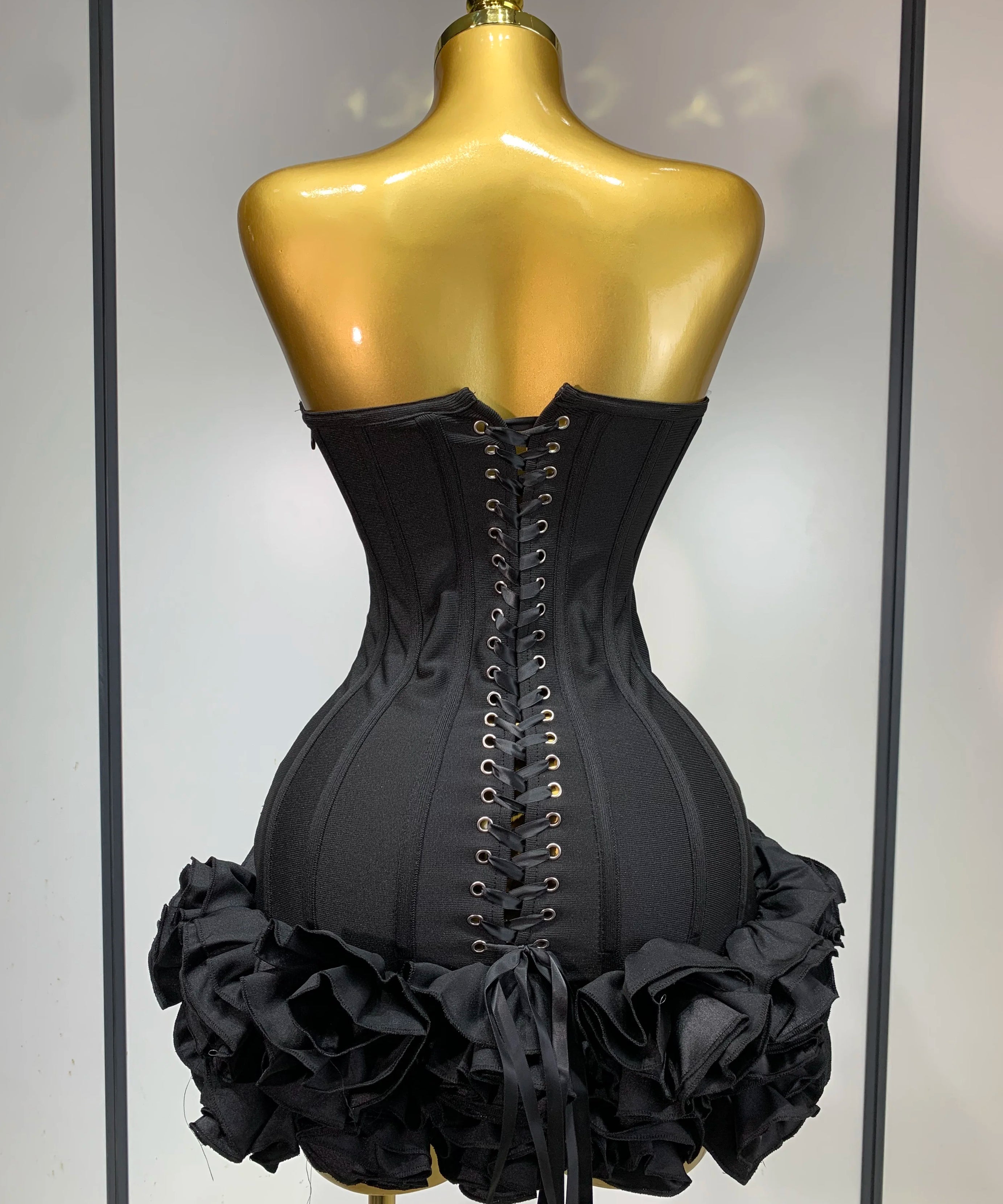 Robe Bandage Mini Strapless Appliqués Floraux – Soirée VIP