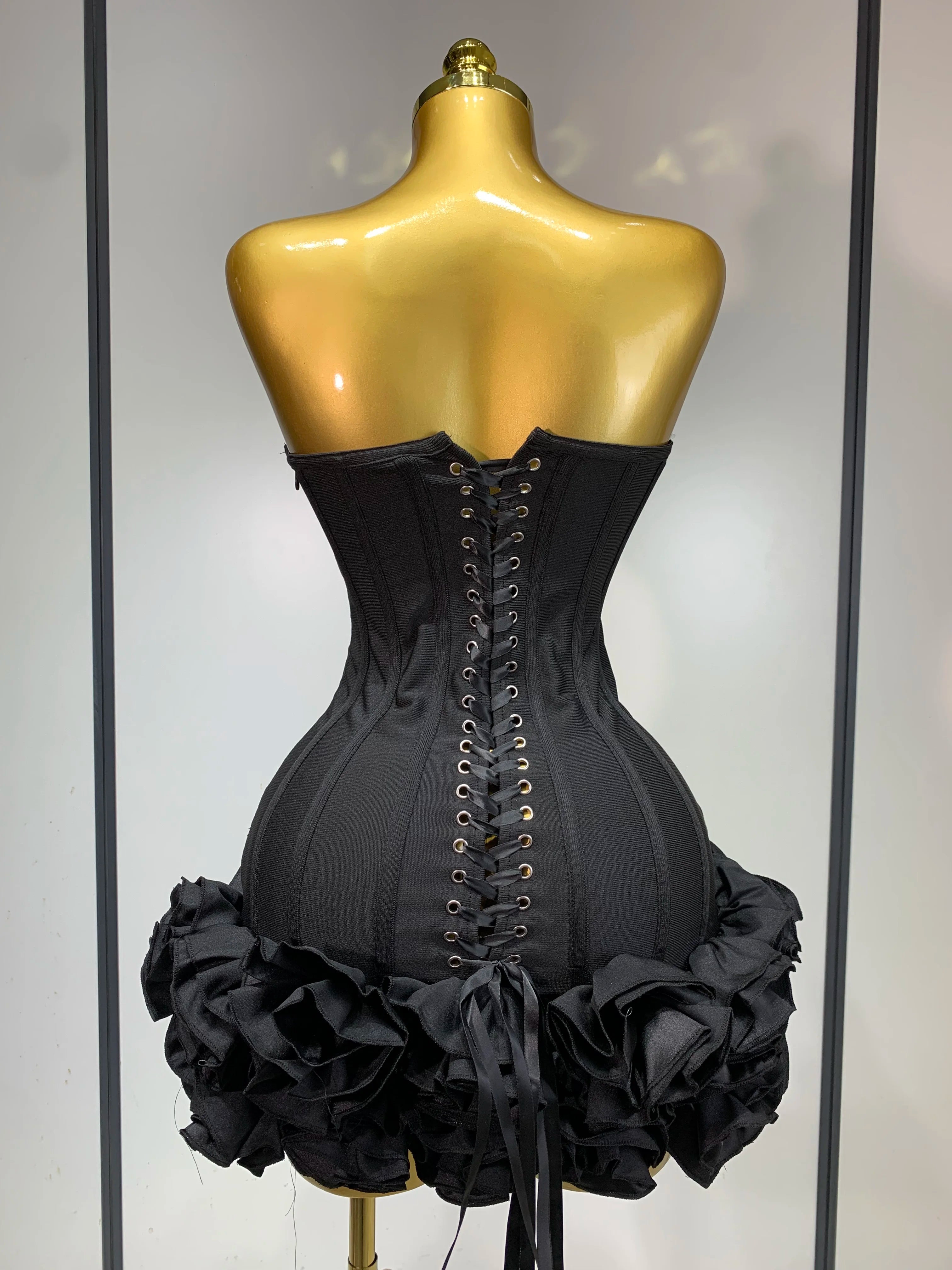 Robe Bandage Mini Strapless Appliqués Floraux – Soirée VIP