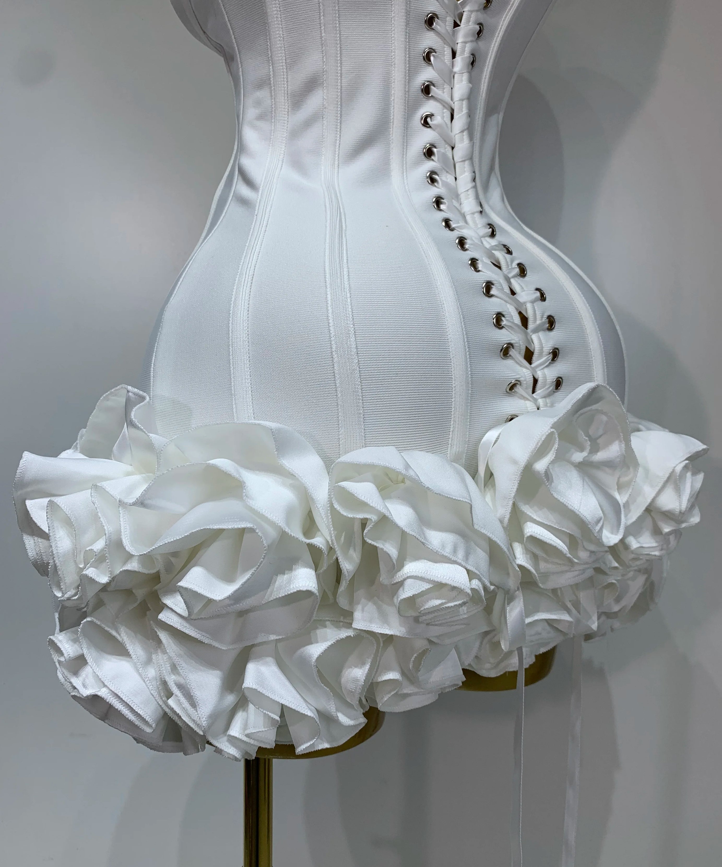 Robe Bandage Mini Strapless Appliqués Floraux – Soirée VIP