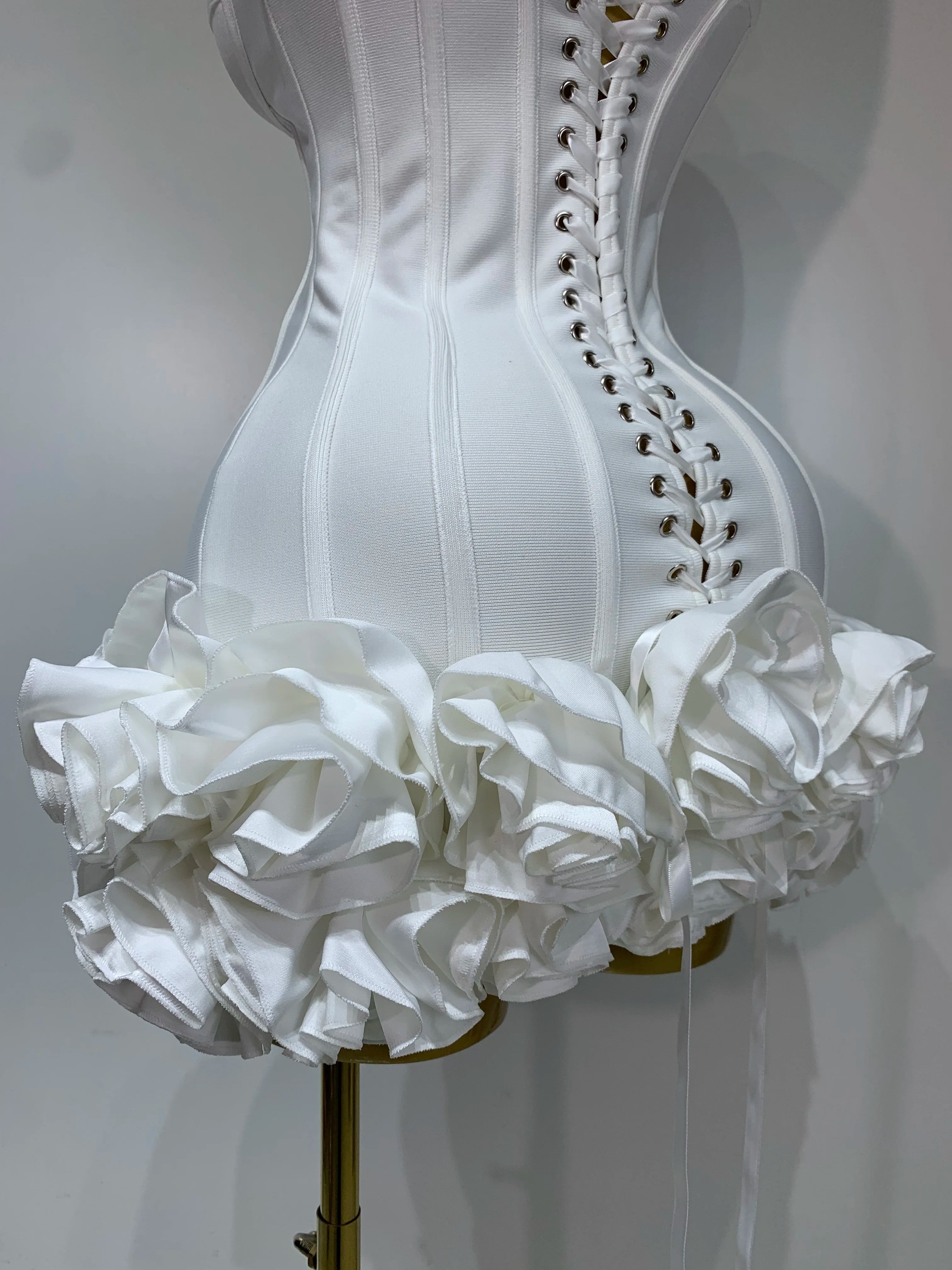 Robe Bandage Mini Strapless Appliqués Floraux – Soirée VIP