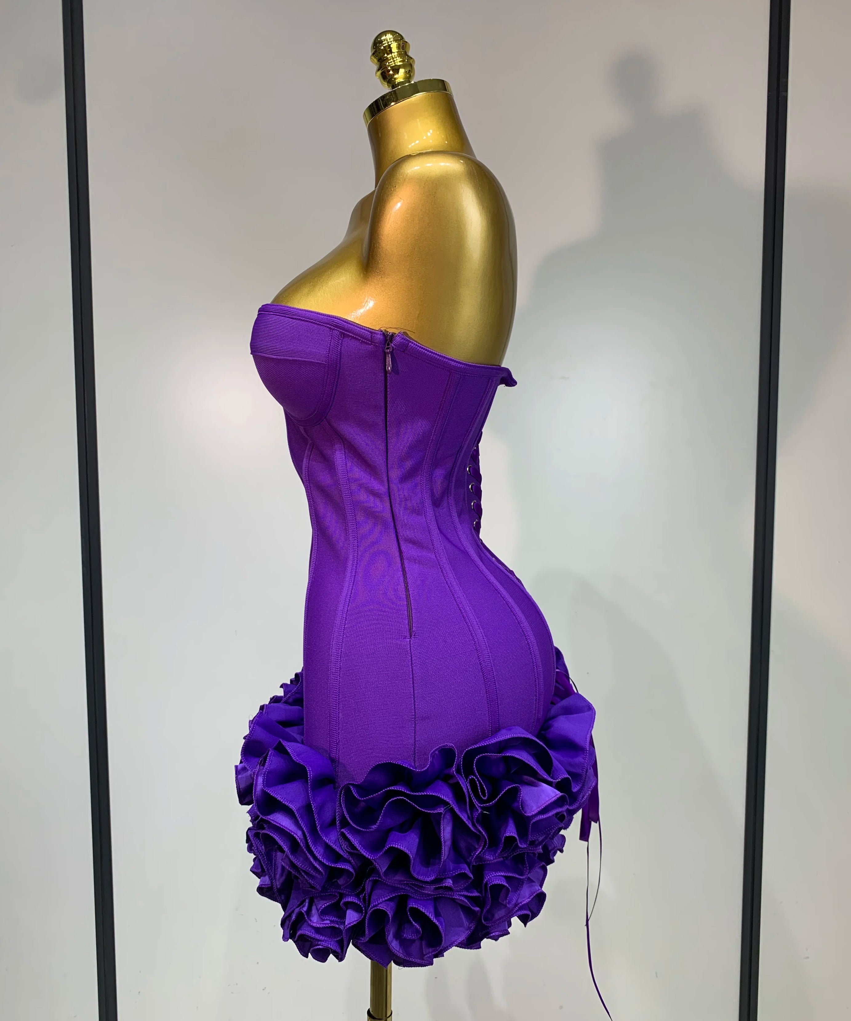 Robe Bandage Mini Strapless Appliqués Floraux – Soirée VIP