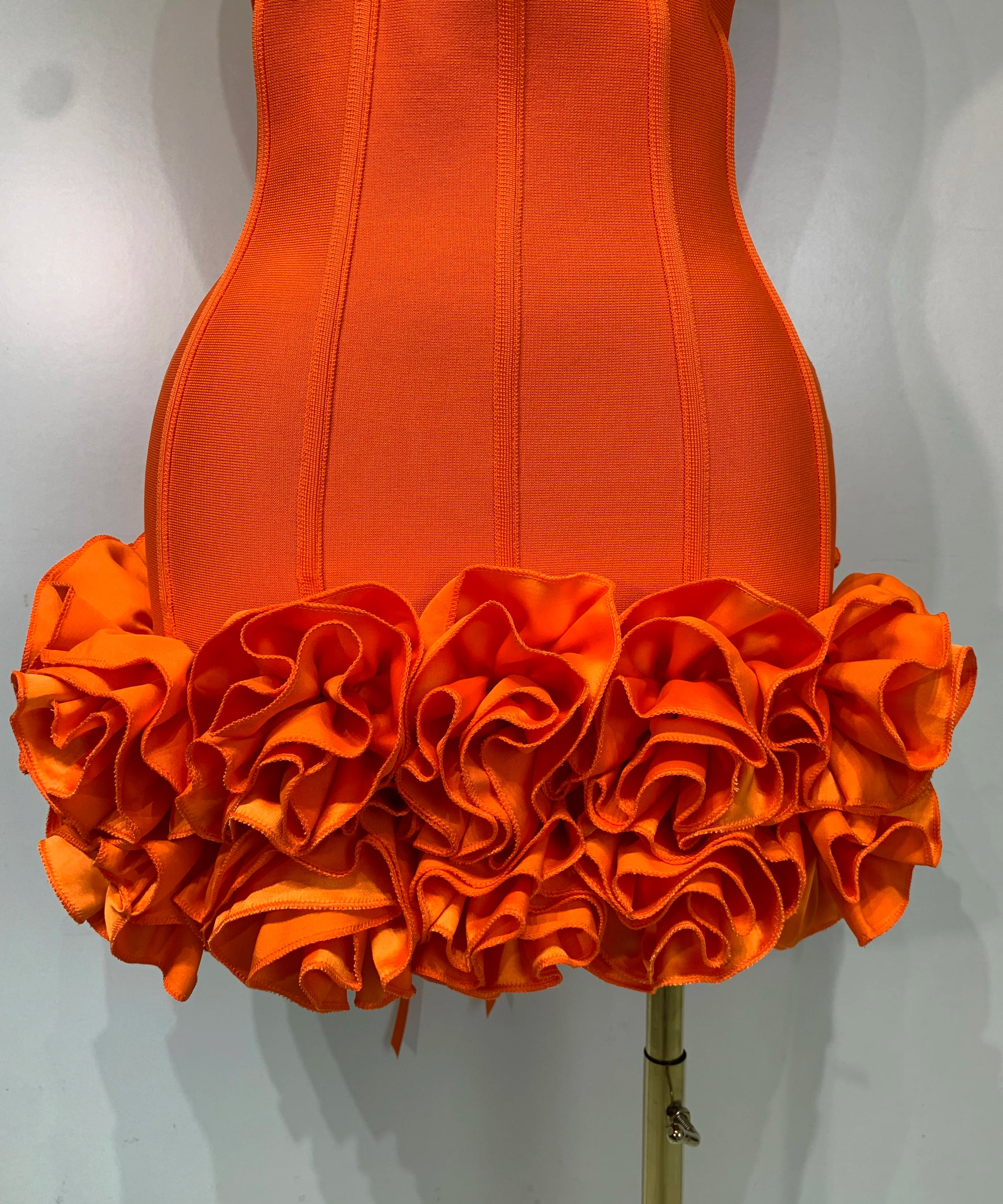 Robe Bandage Mini Strapless Appliqués Floraux – Soirée VIP