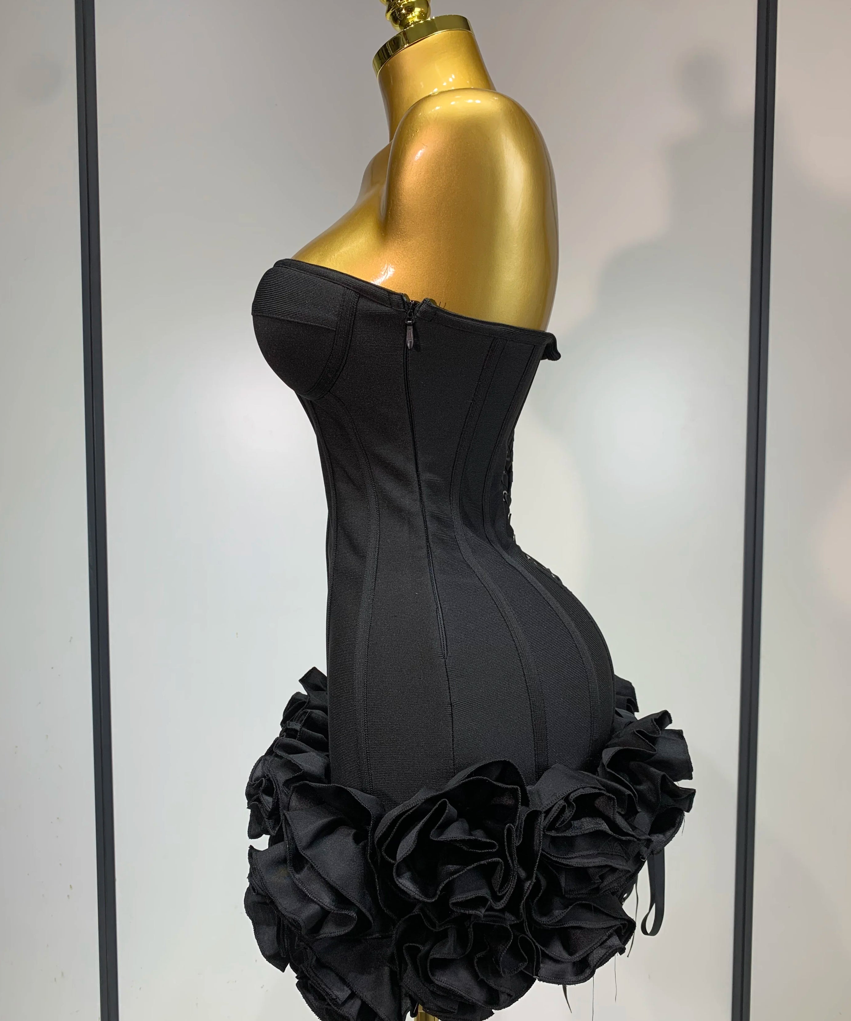 Robe Bandage Mini Strapless Appliqués Floraux – Soirée VIP