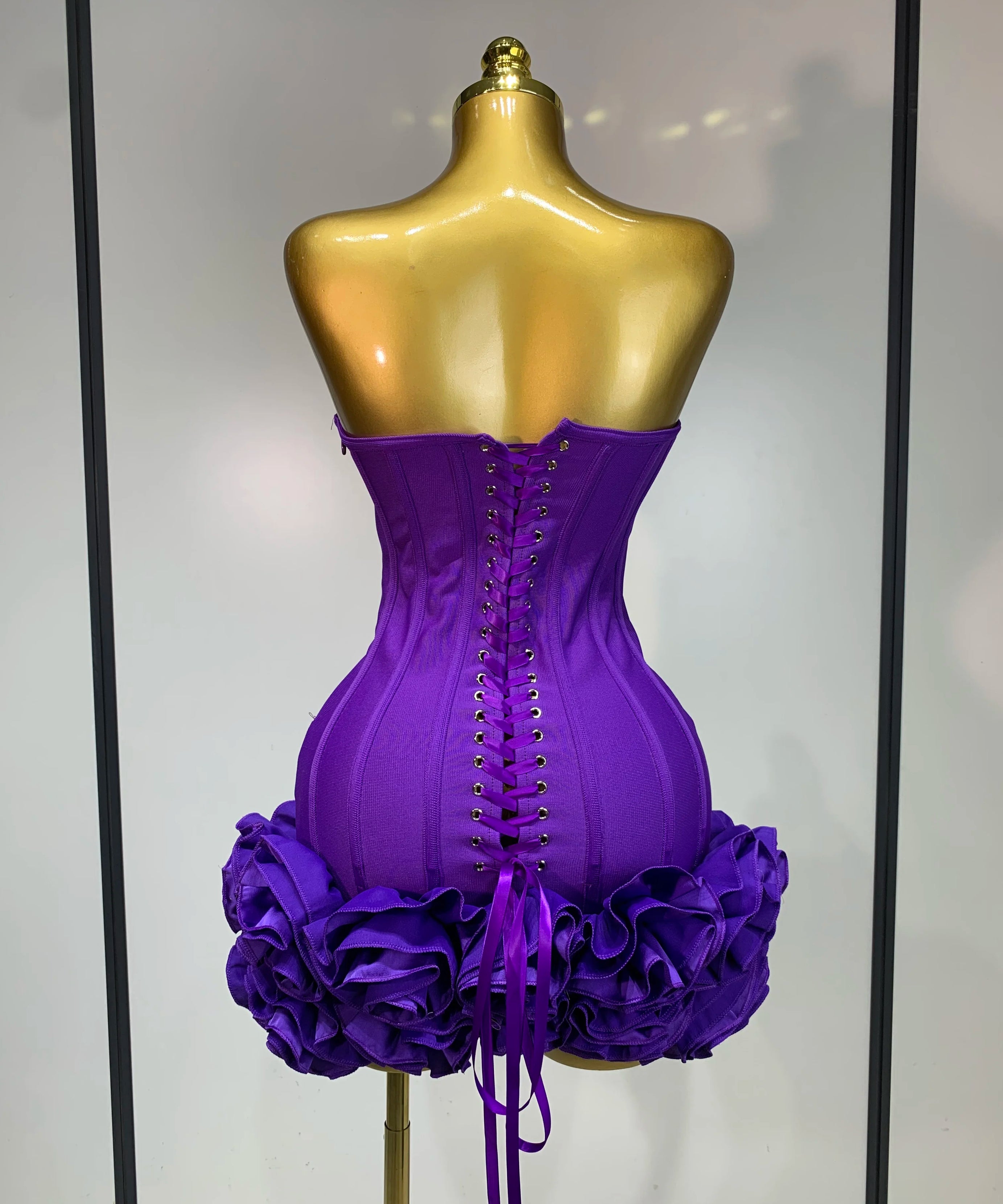 Robe Bandage Mini Strapless Appliqués Floraux – Soirée VIP