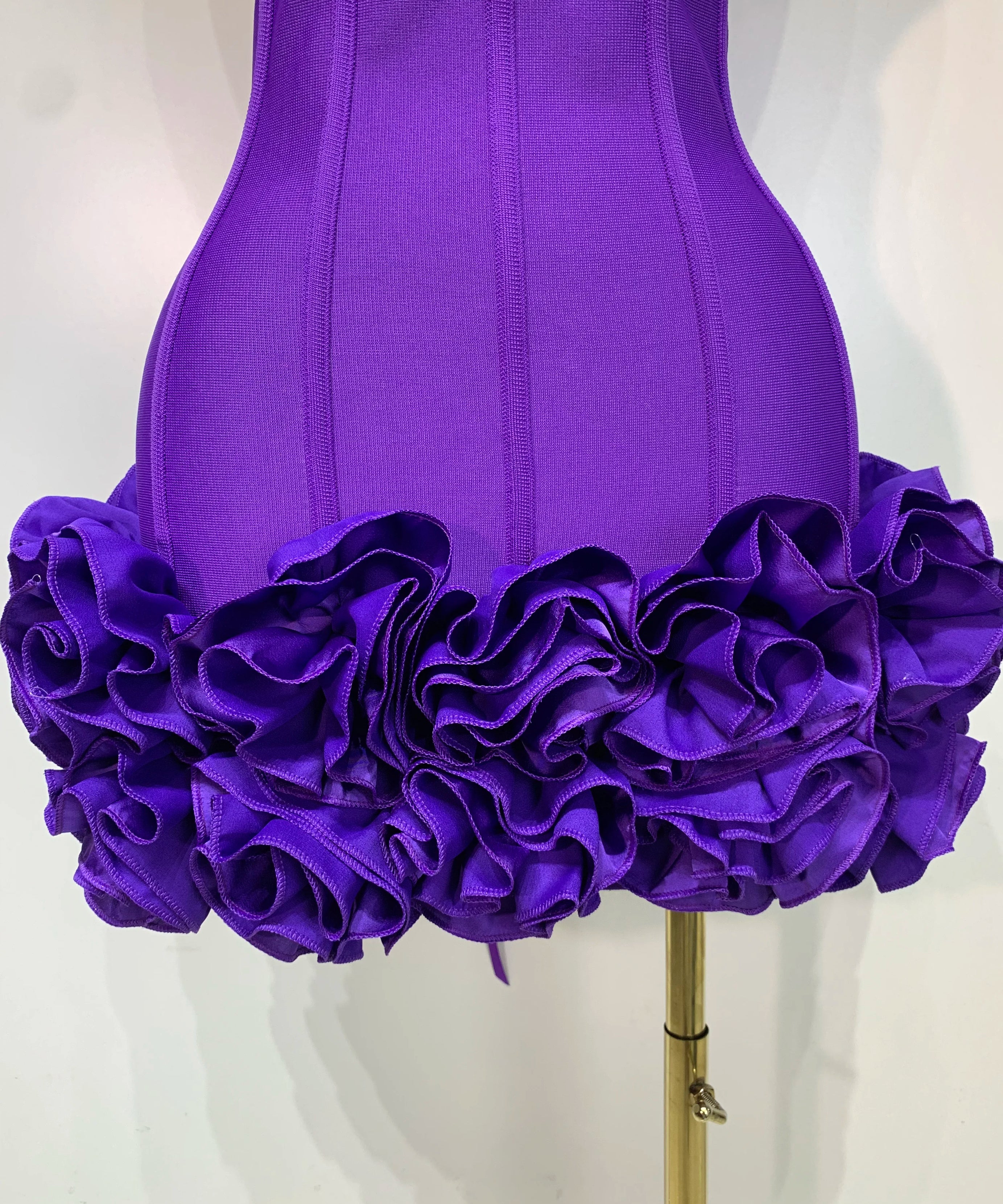 Robe Bandage Mini Strapless Appliqués Floraux – Soirée VIP