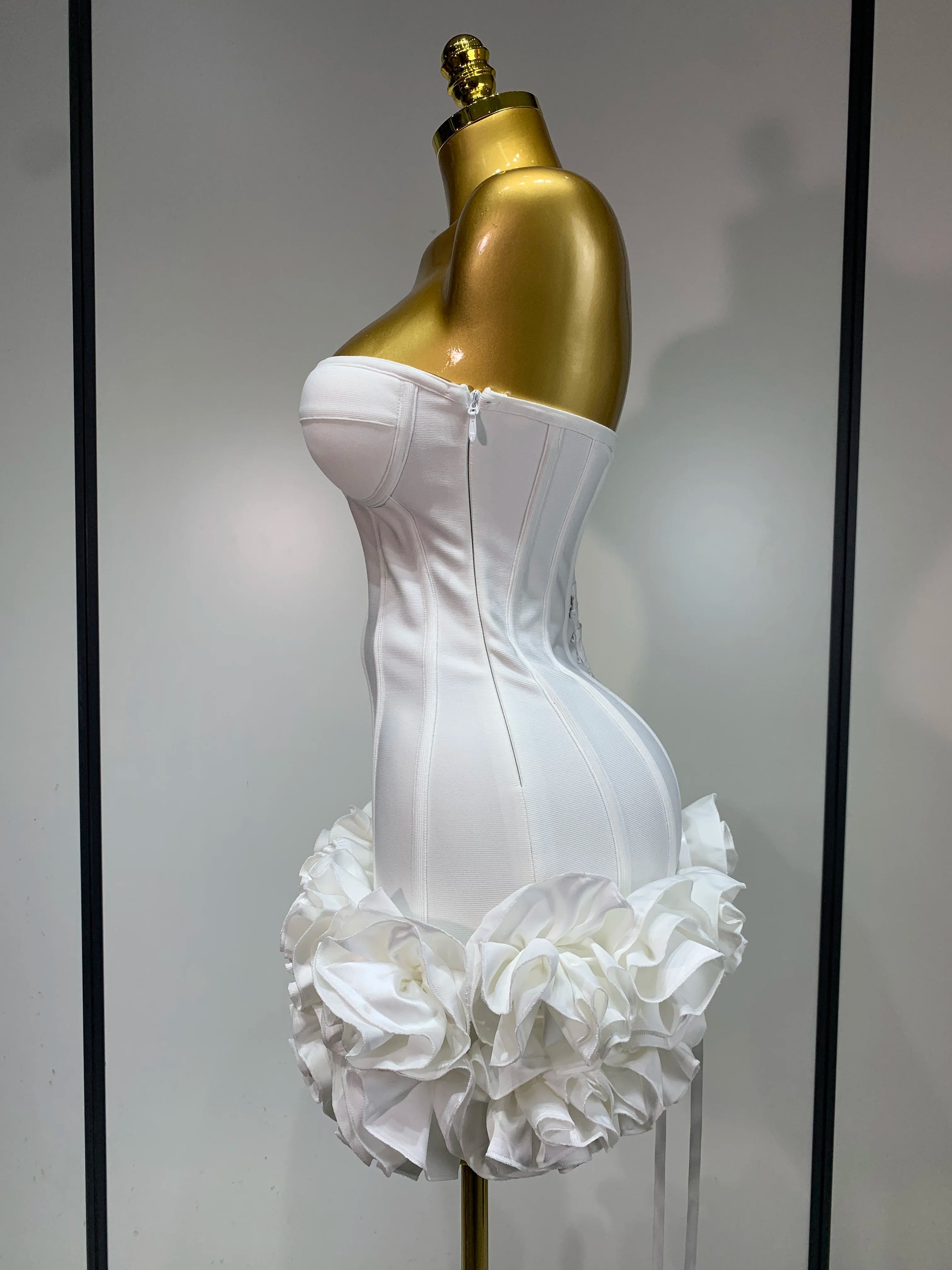 Robe Bandage Mini Strapless Appliqués Floraux – Soirée VIP