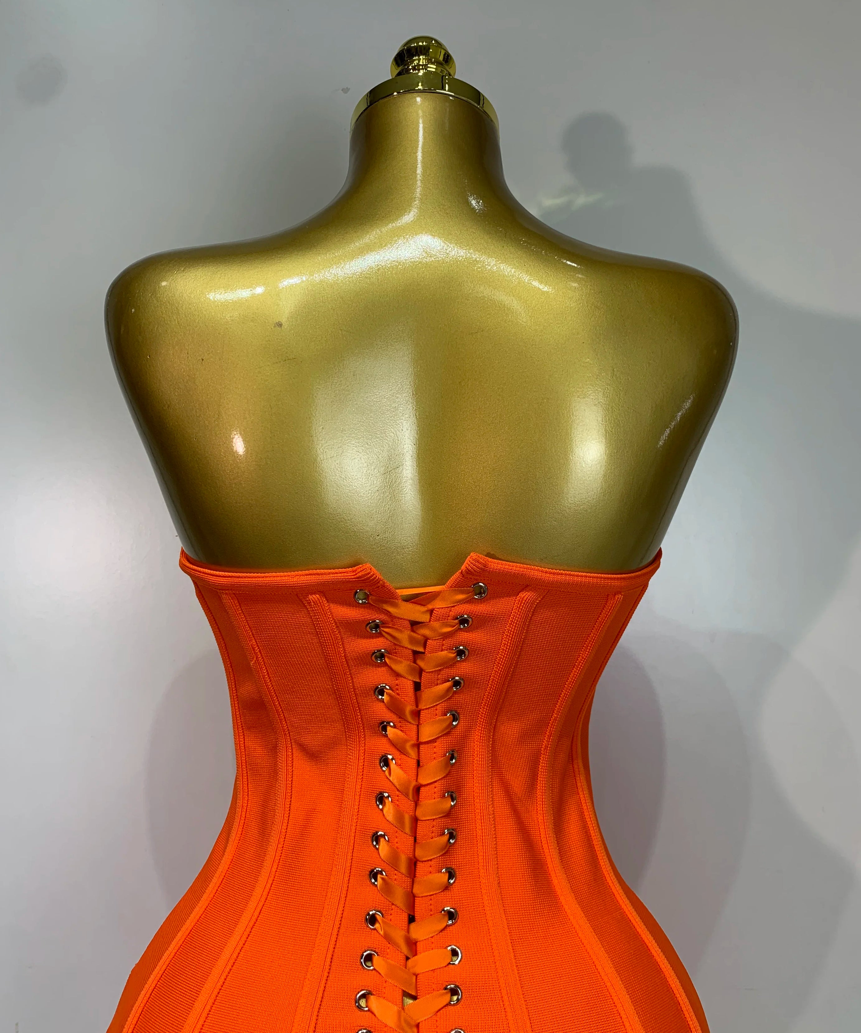 Robe Bandage Mini Strapless Appliqués Floraux – Soirée VIP