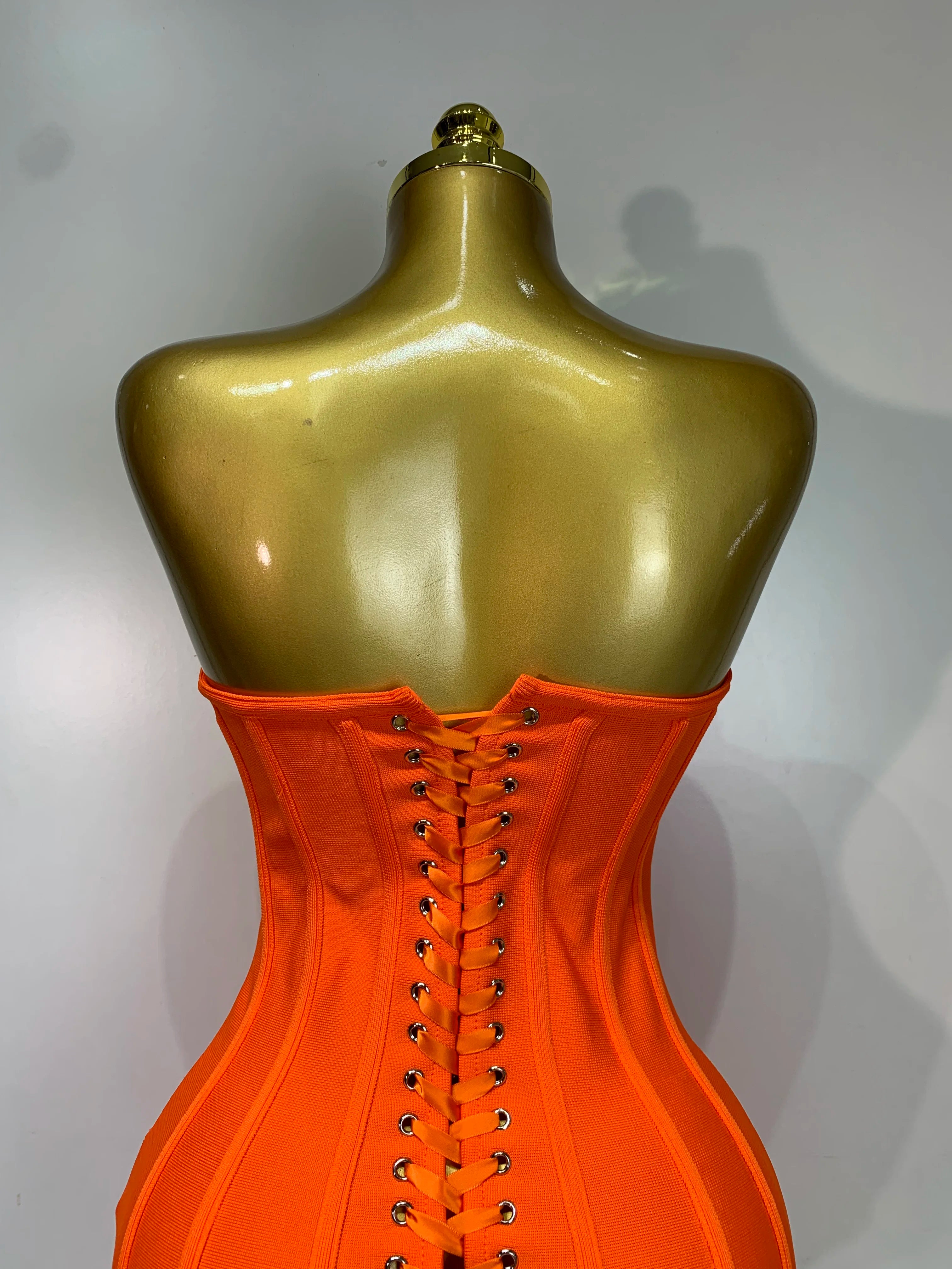 Robe Bandage Mini Strapless Appliqués Floraux – Soirée VIP