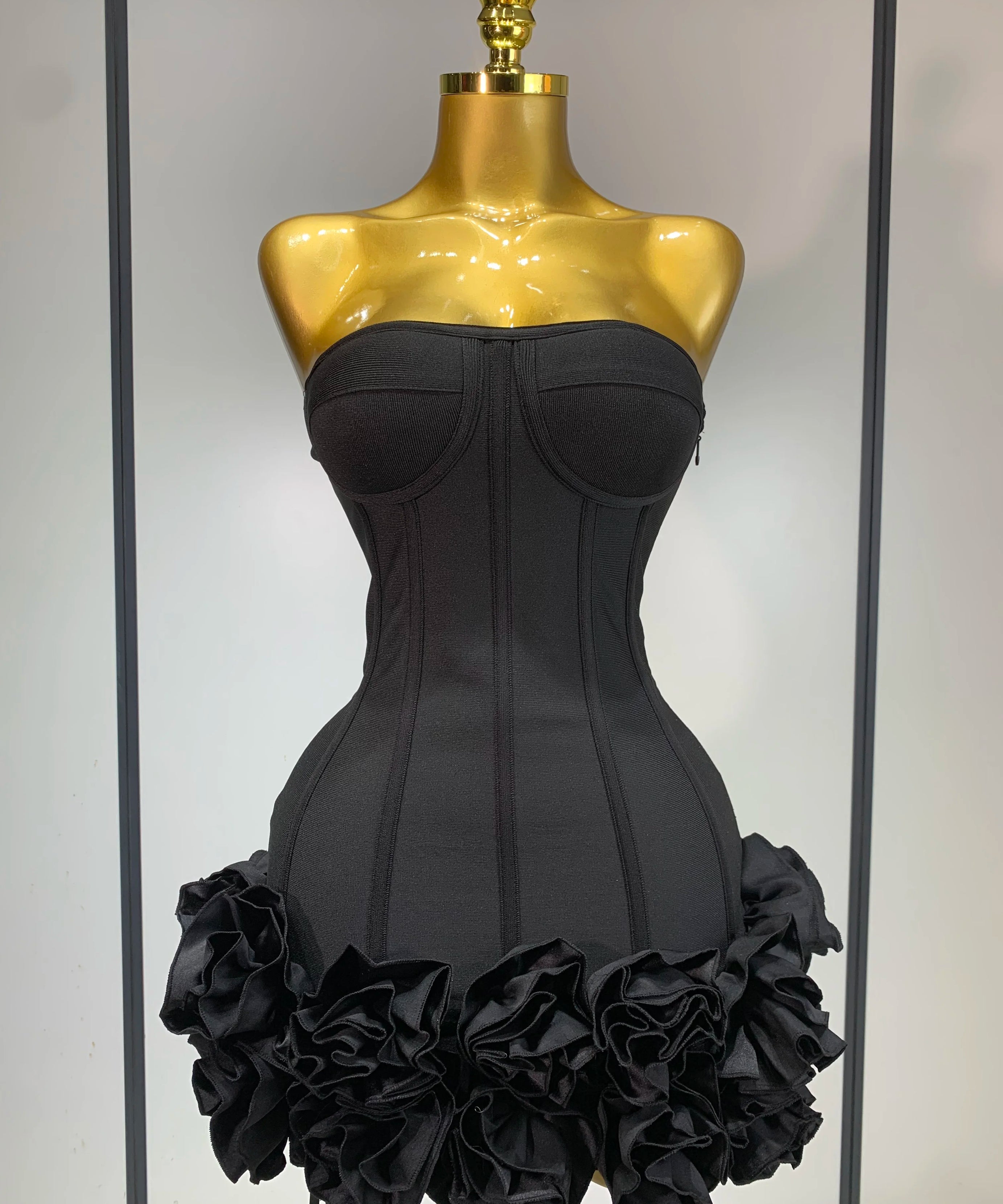 Robe Bandage Mini Strapless Appliqués Floraux – Soirée VIP