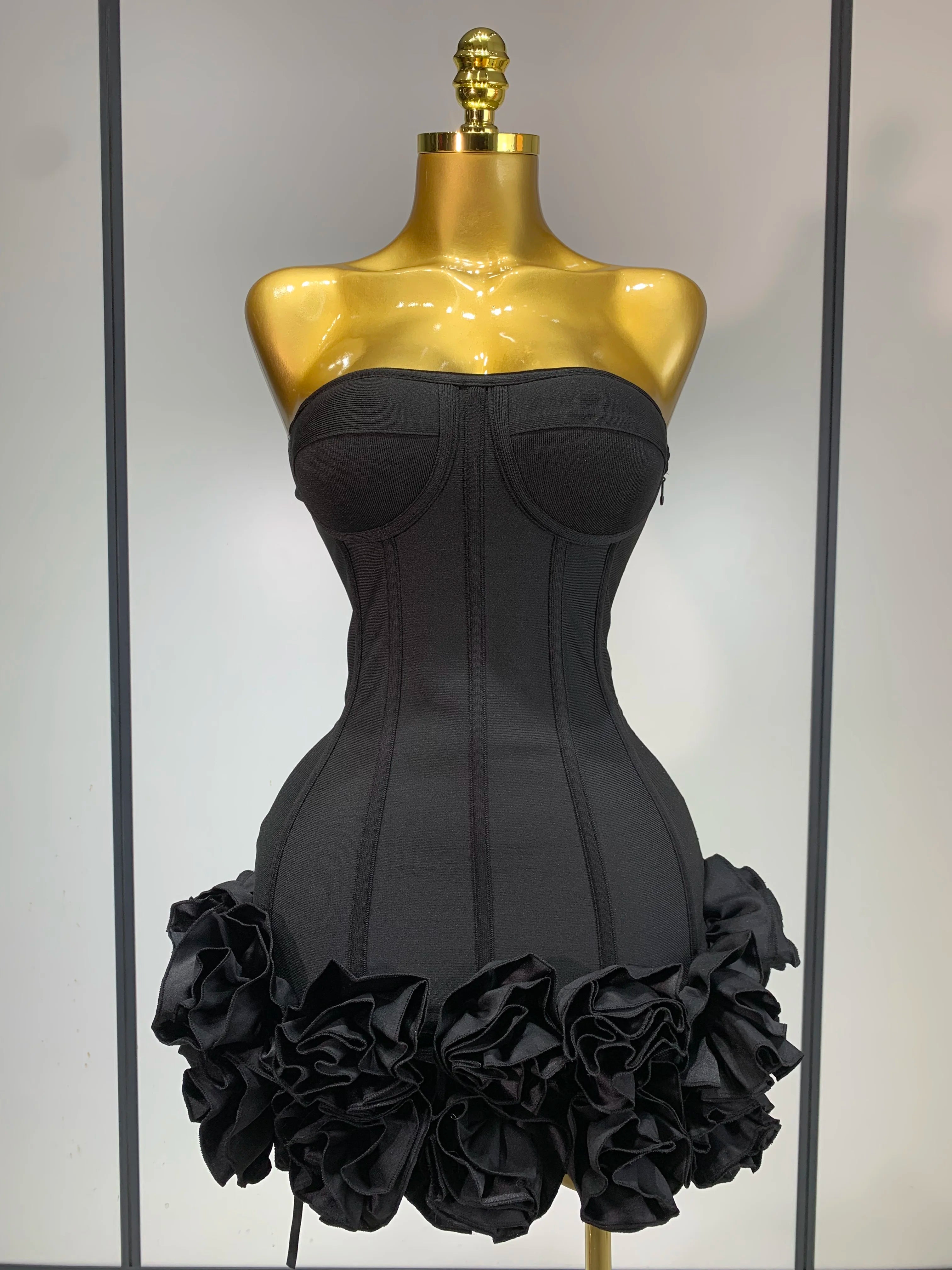 Robe Bandage Mini Strapless Appliqués Floraux – Soirée VIP