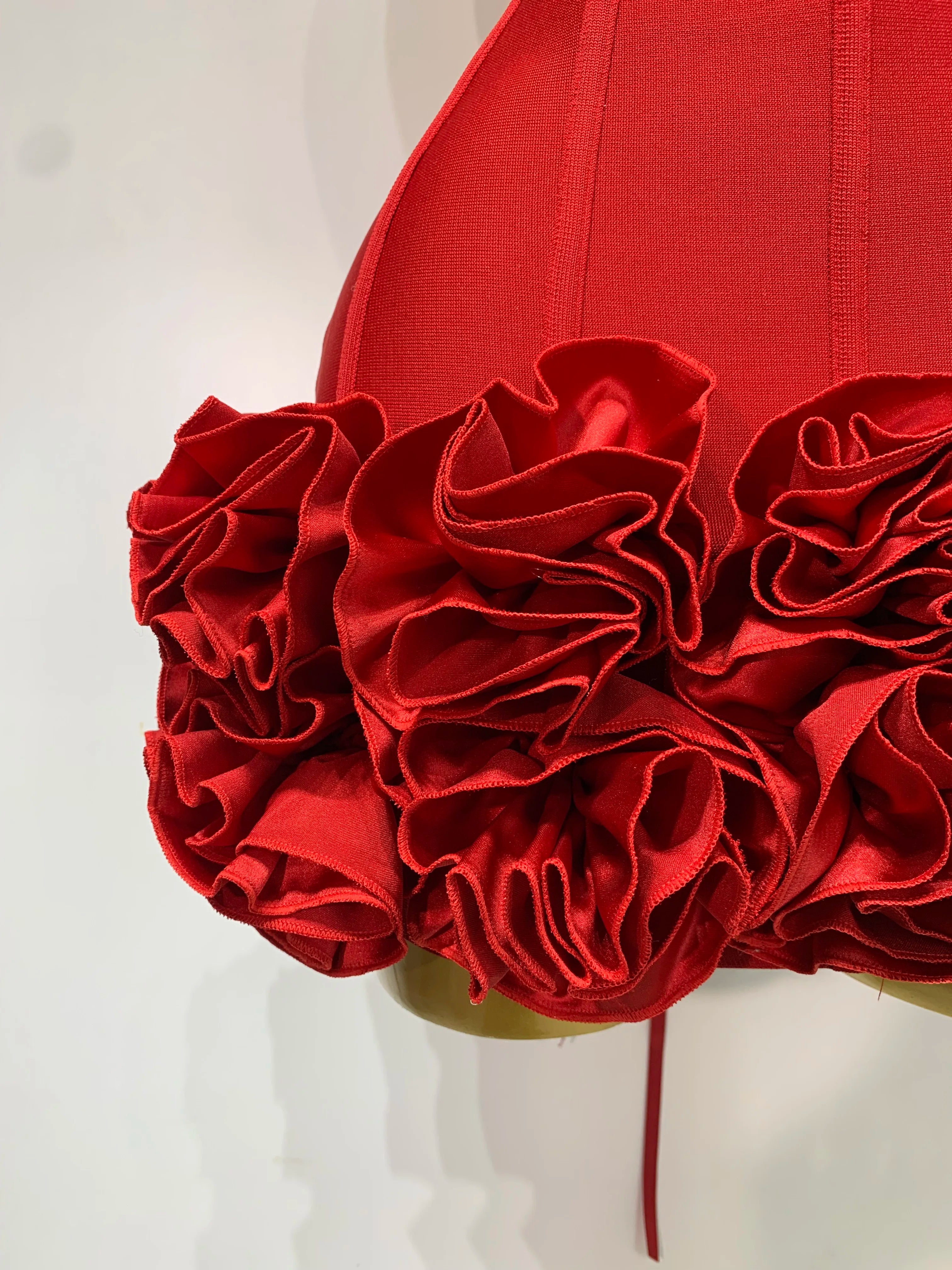 Robe Bandage Mini Strapless Appliqués Floraux – Soirée VIP