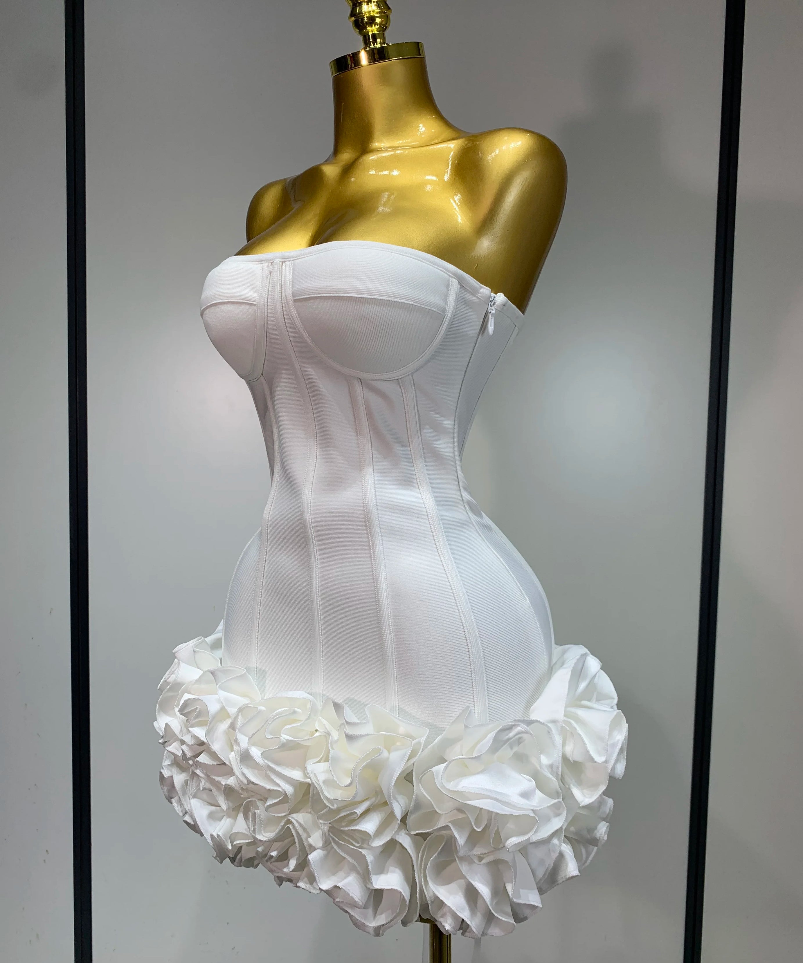 Robe Bandage Mini Strapless Appliqués Floraux – Soirée VIP