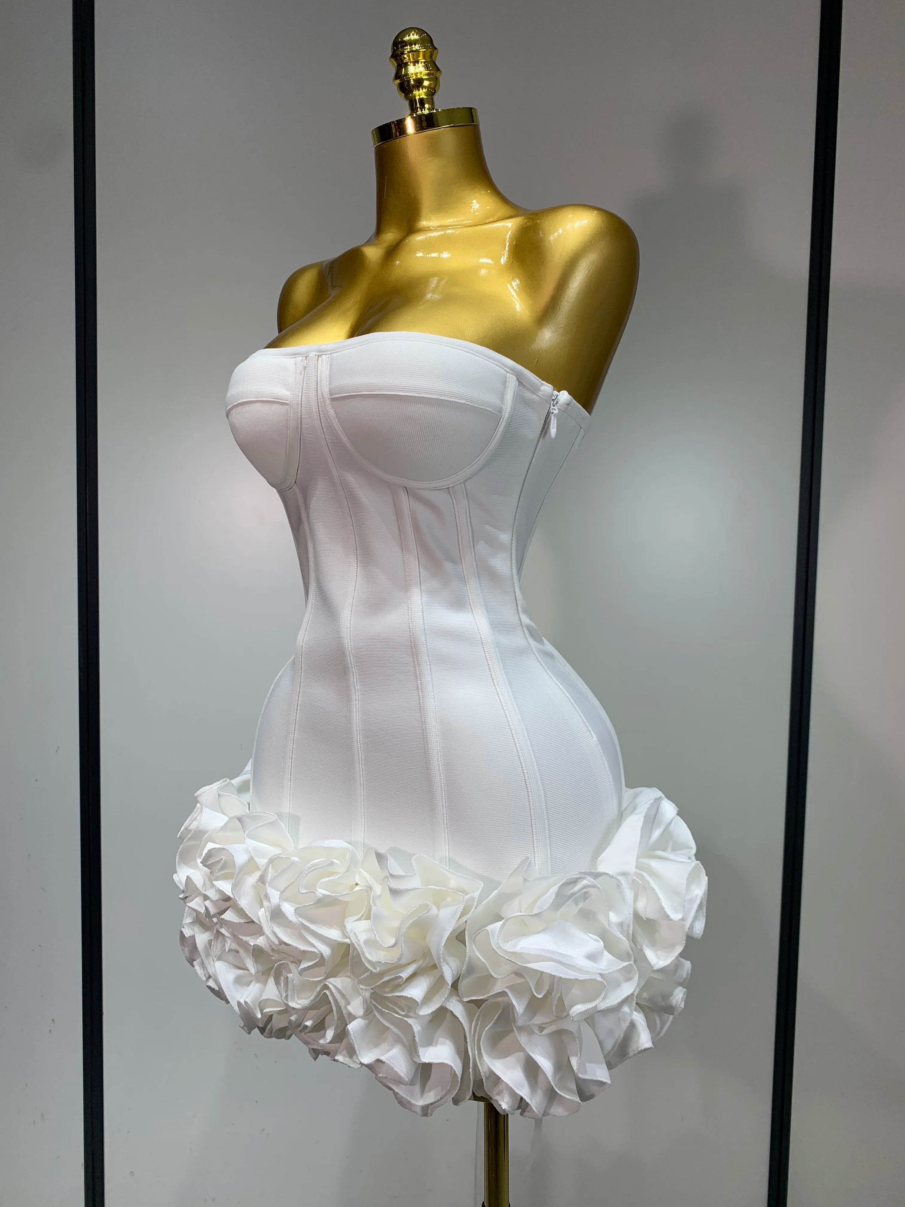 Robe Bandage Mini Strapless Appliqués Floraux – Soirée VIP