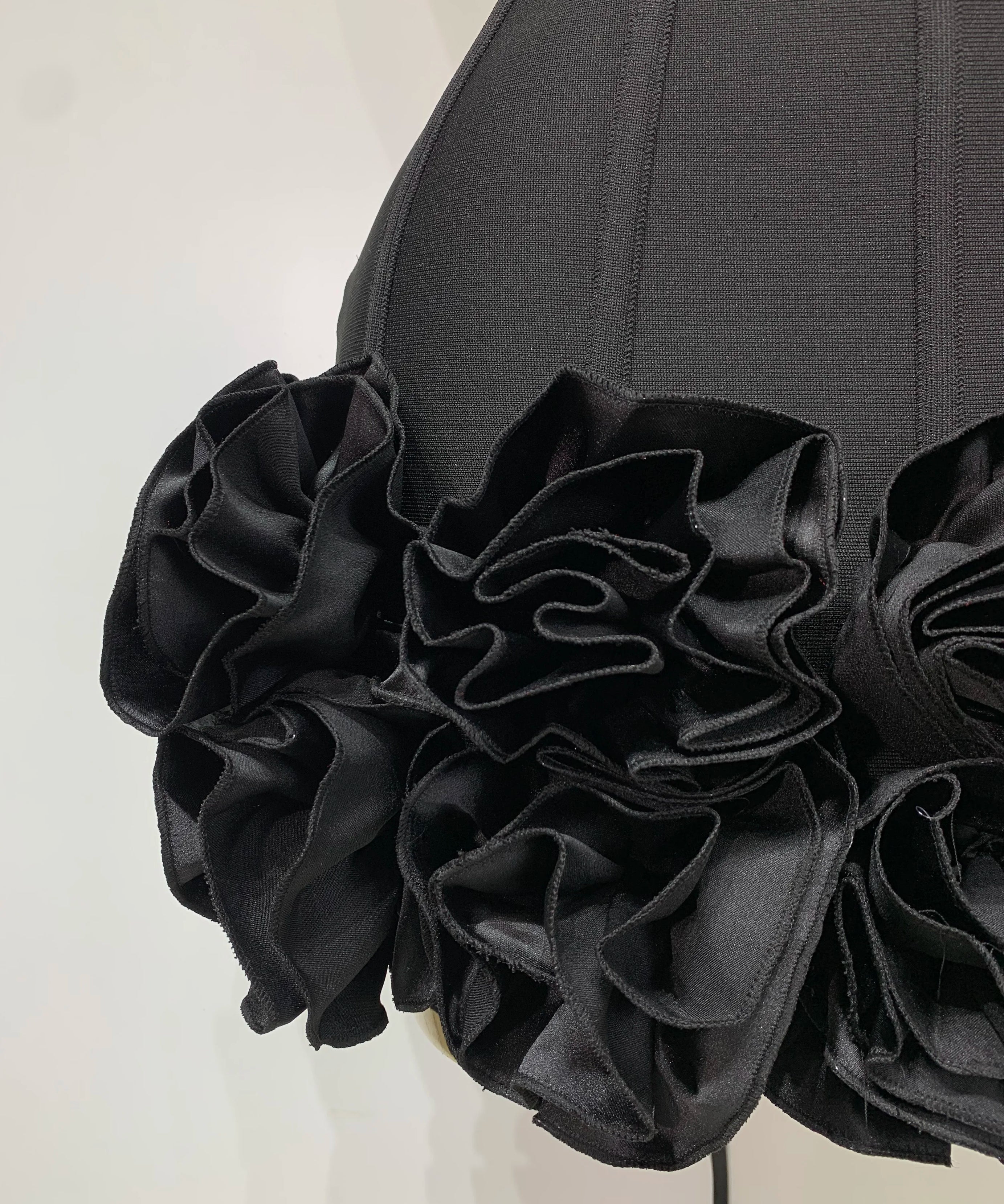 Robe Bandage Mini Strapless Appliqués Floraux – Soirée VIP
