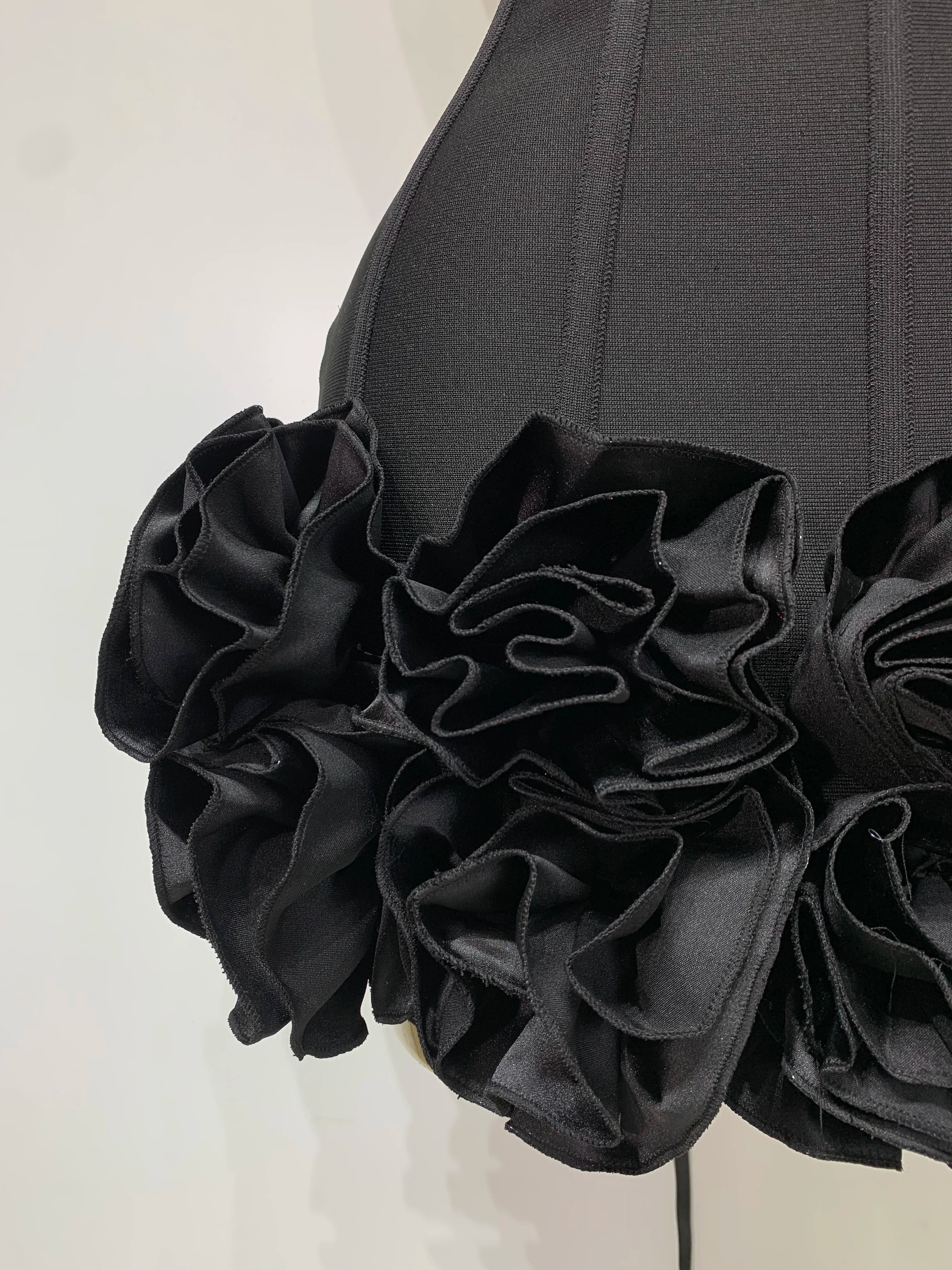 Robe Bandage Mini Strapless Appliqués Floraux – Soirée VIP