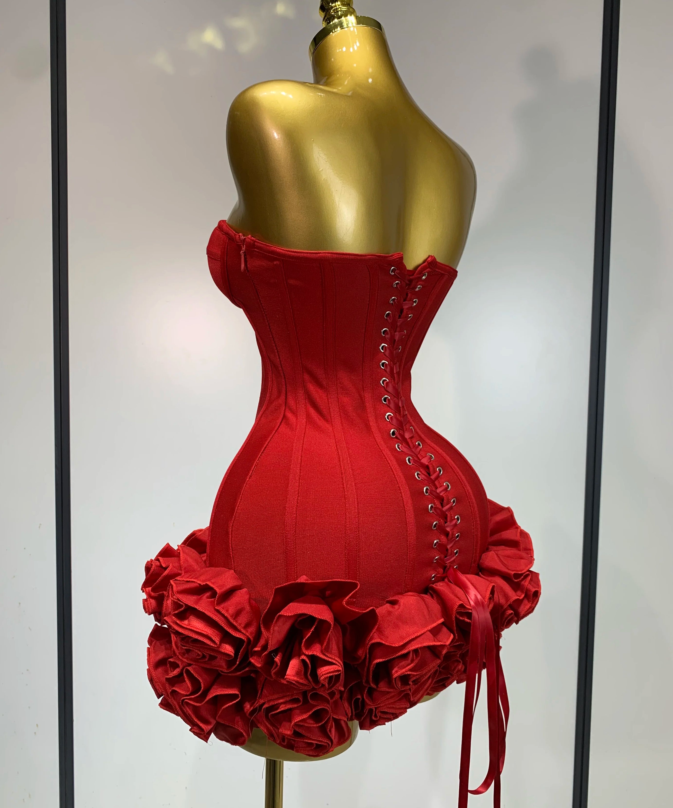 Robe Bandage Mini Strapless Appliqués Floraux – Soirée VIP