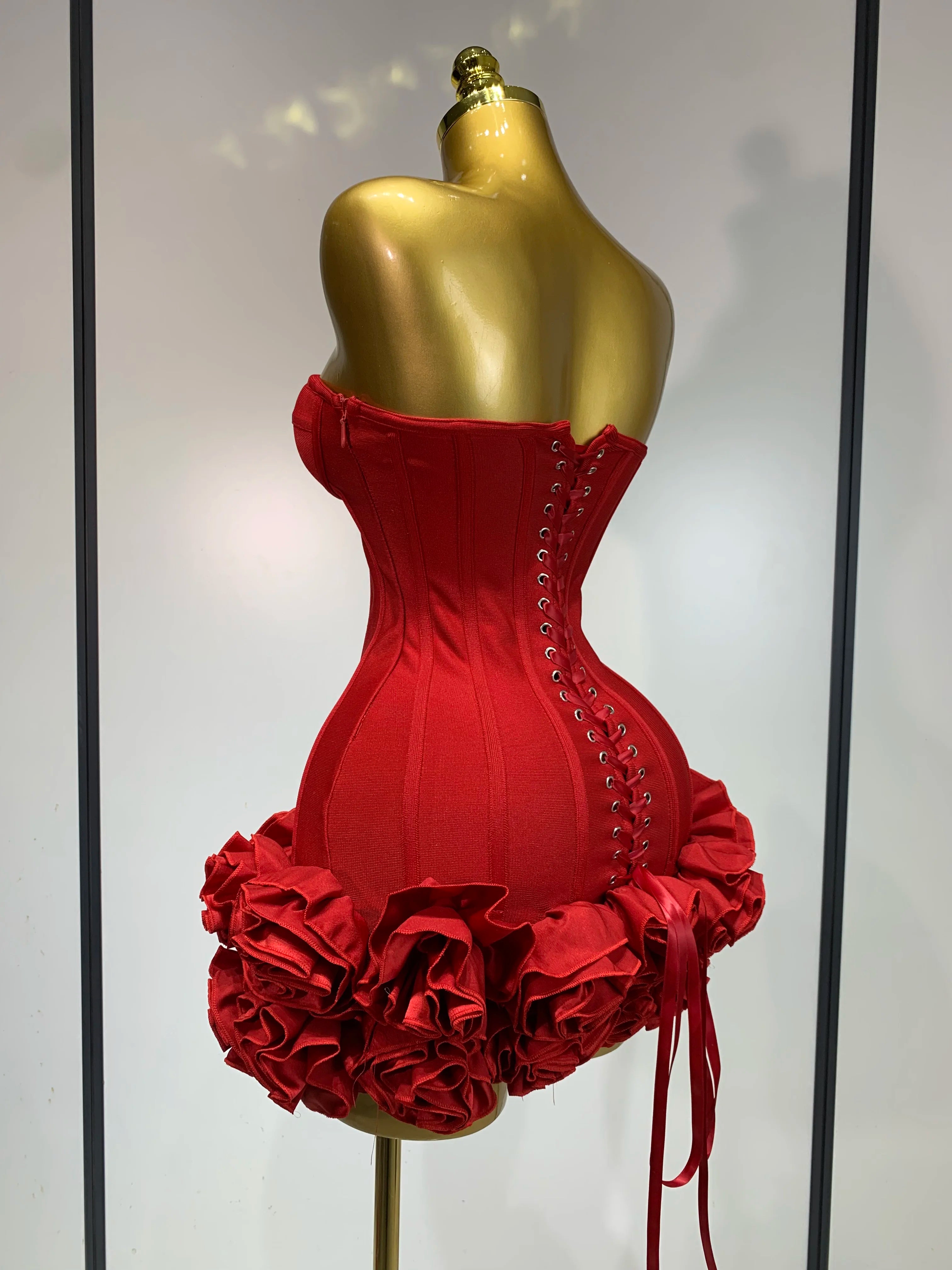 Robe Bandage Mini Strapless Appliqués Floraux – Soirée VIP