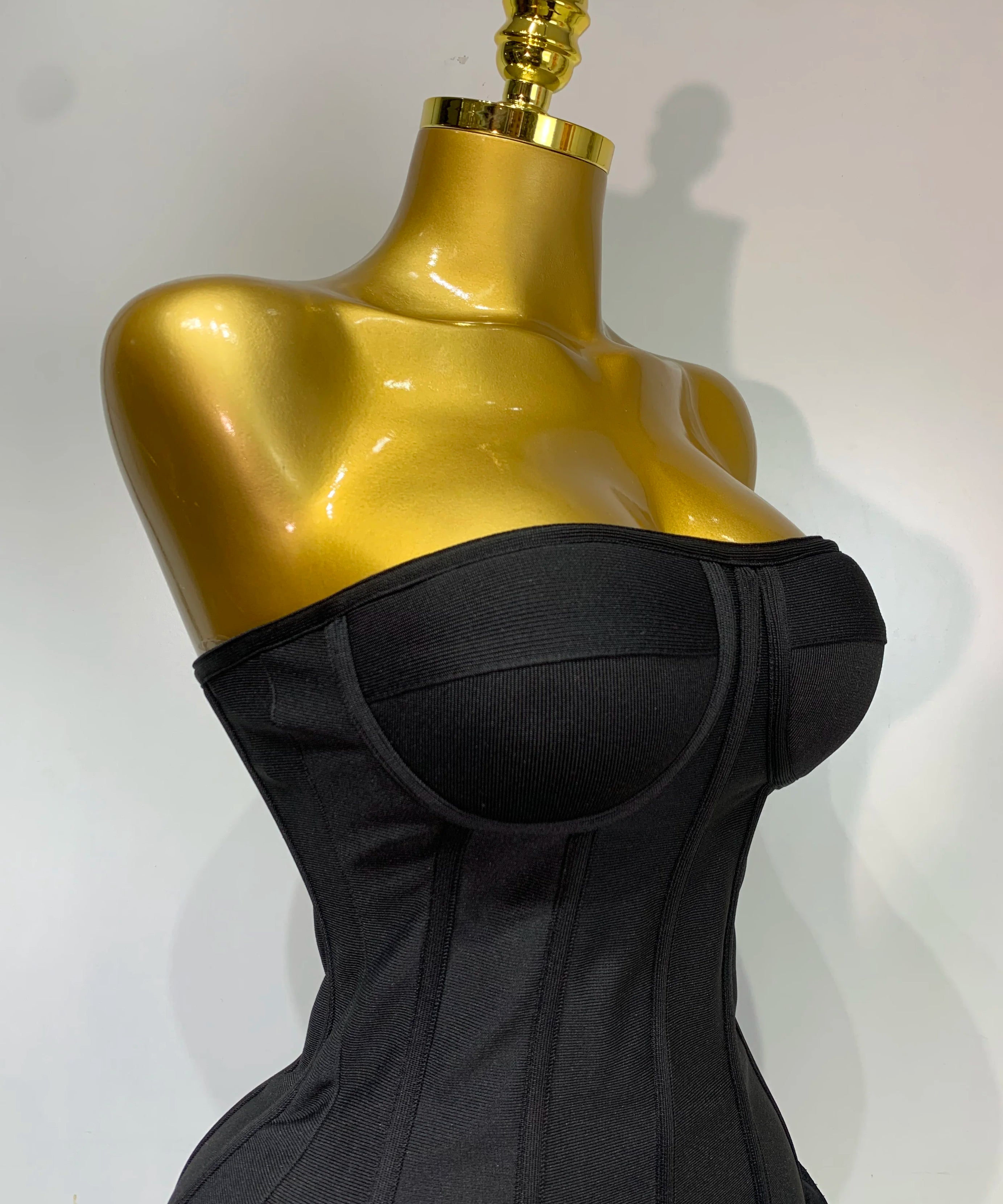 Robe Bandage Mini Strapless Appliqués Floraux – Soirée VIP