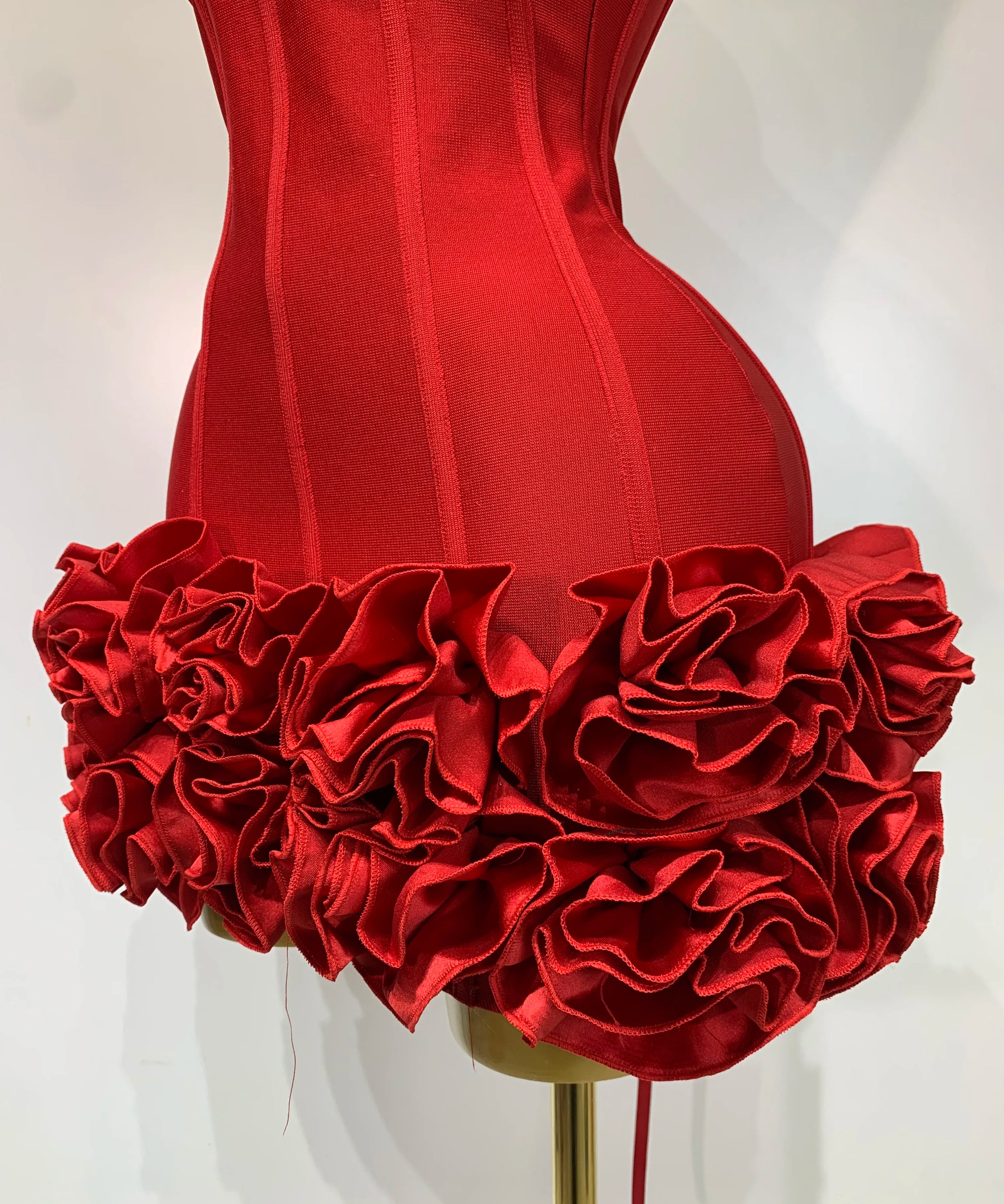 Robe Bandage Mini Strapless Appliqués Floraux – Soirée VIP