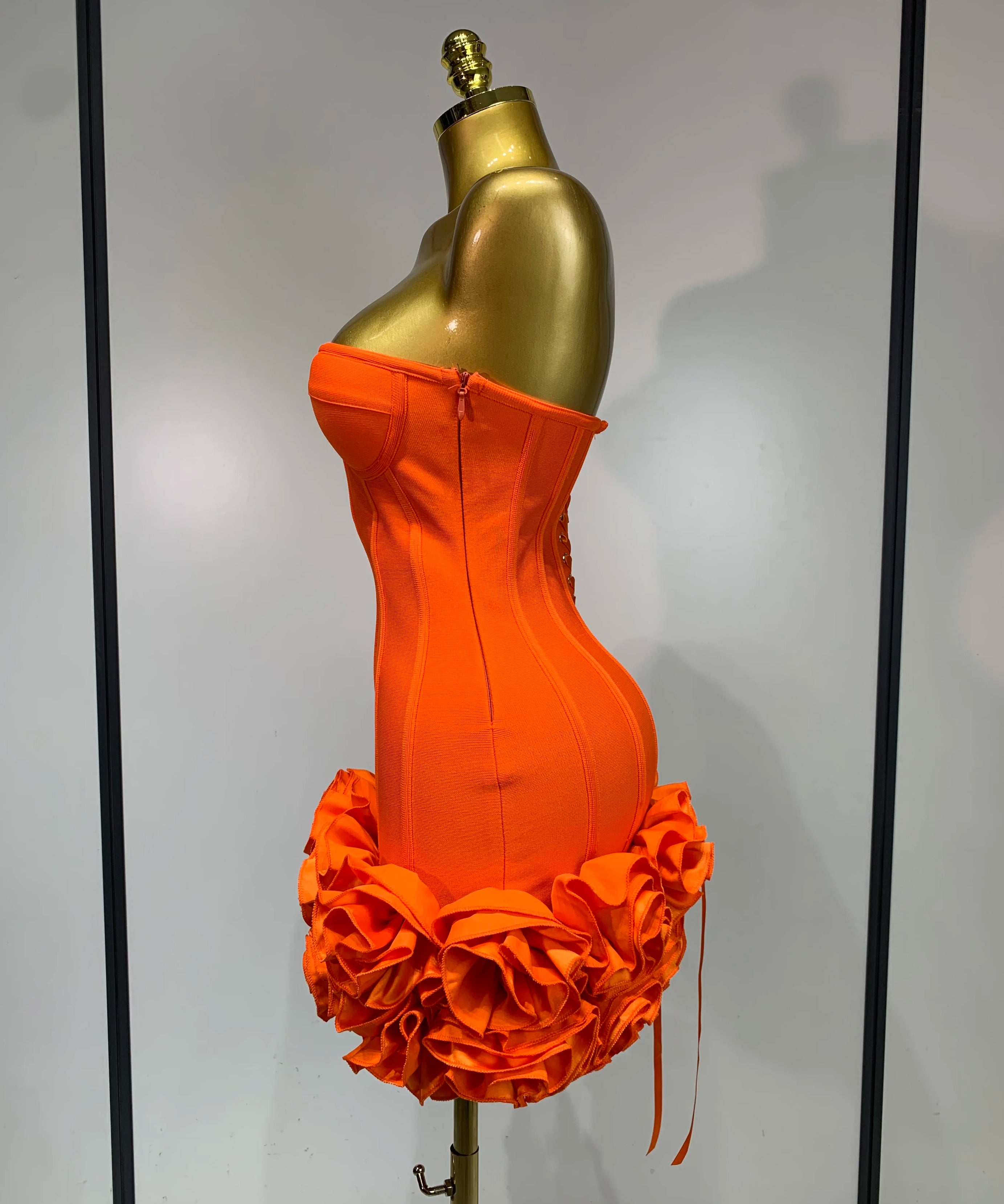 Robe Bandage Mini Strapless Appliqués Floraux – Soirée VIP