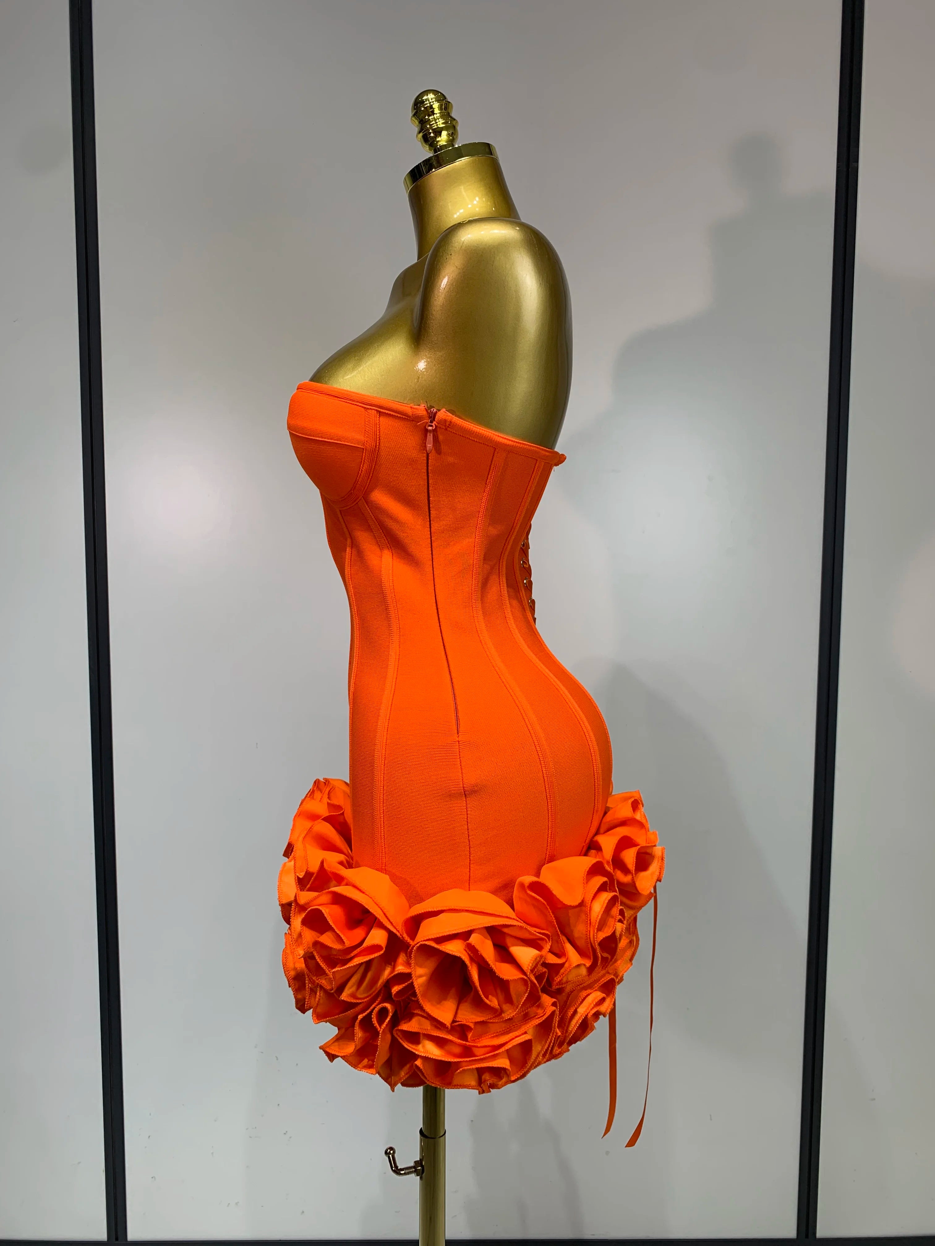 Robe Bandage Mini Strapless Appliqués Floraux – Soirée VIP