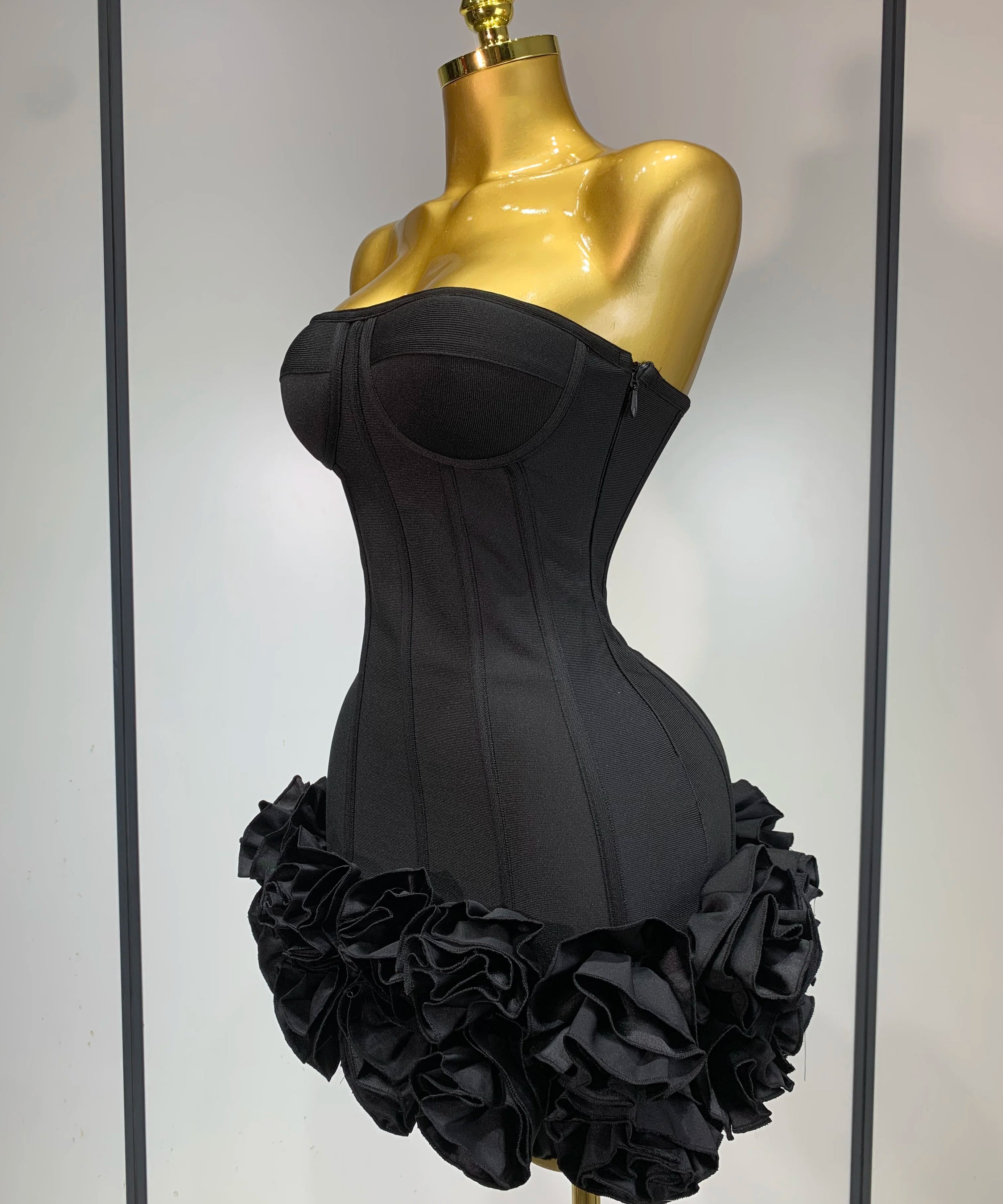 Robe Bandage Mini Strapless Appliqués Floraux – Soirée VIP