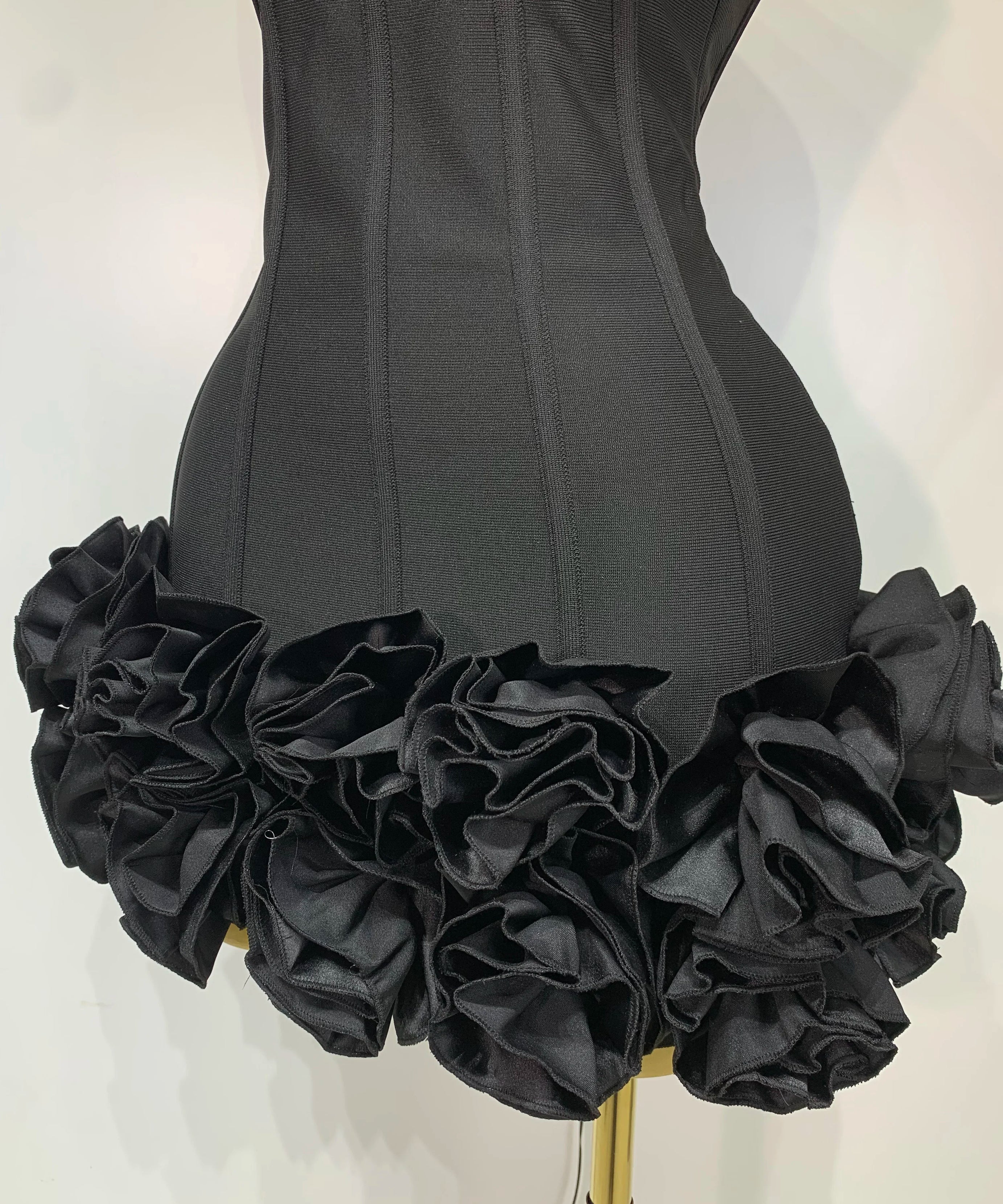 Robe Bandage Mini Strapless Appliqués Floraux – Soirée VIP