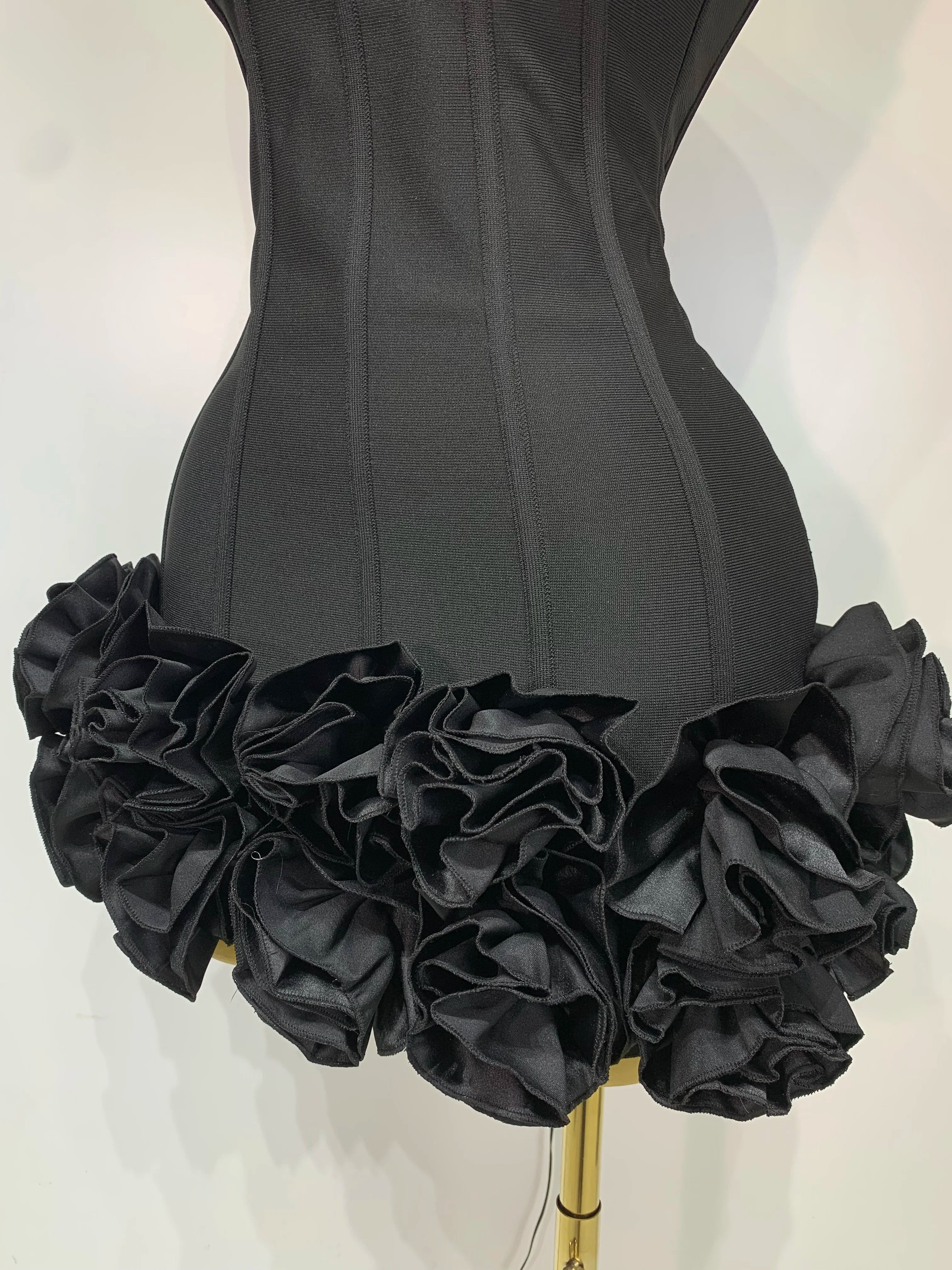 Robe Bandage Mini Strapless Appliqués Floraux – Soirée VIP