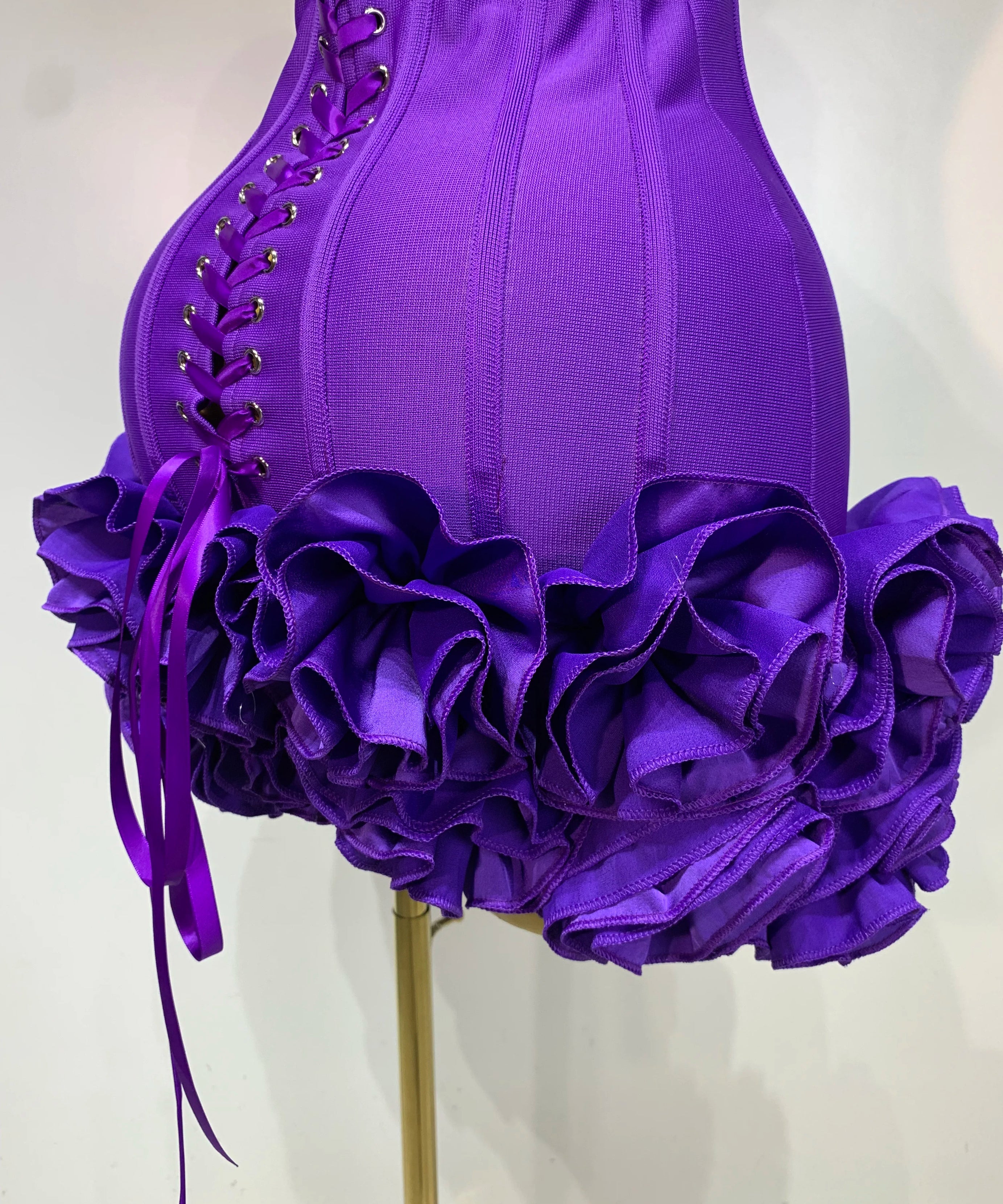 Robe Bandage Mini Strapless Appliqués Floraux – Soirée VIP