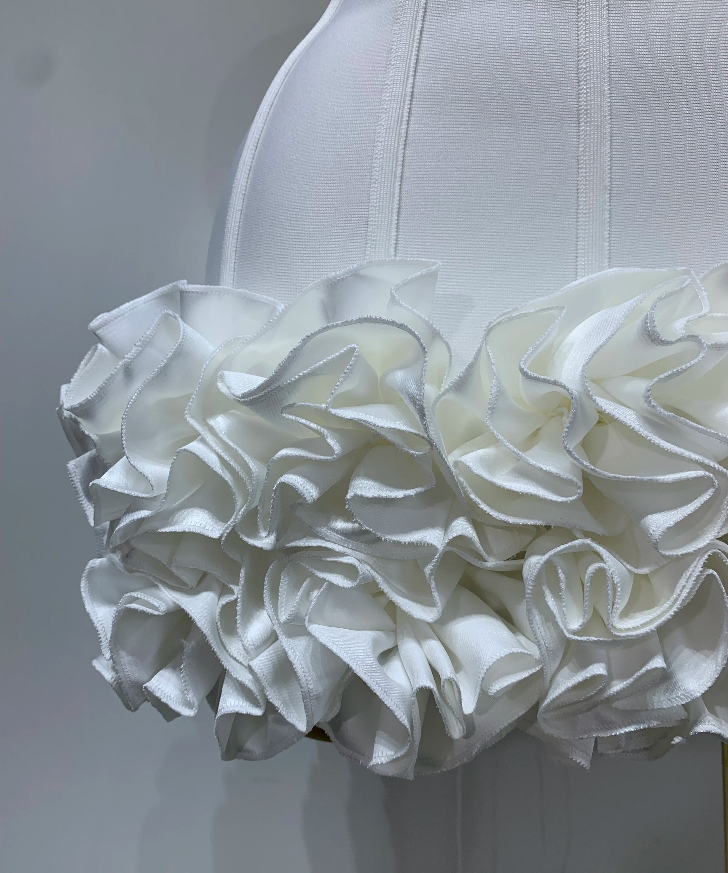 Robe Bandage Mini Strapless Appliqués Floraux – Soirée VIP