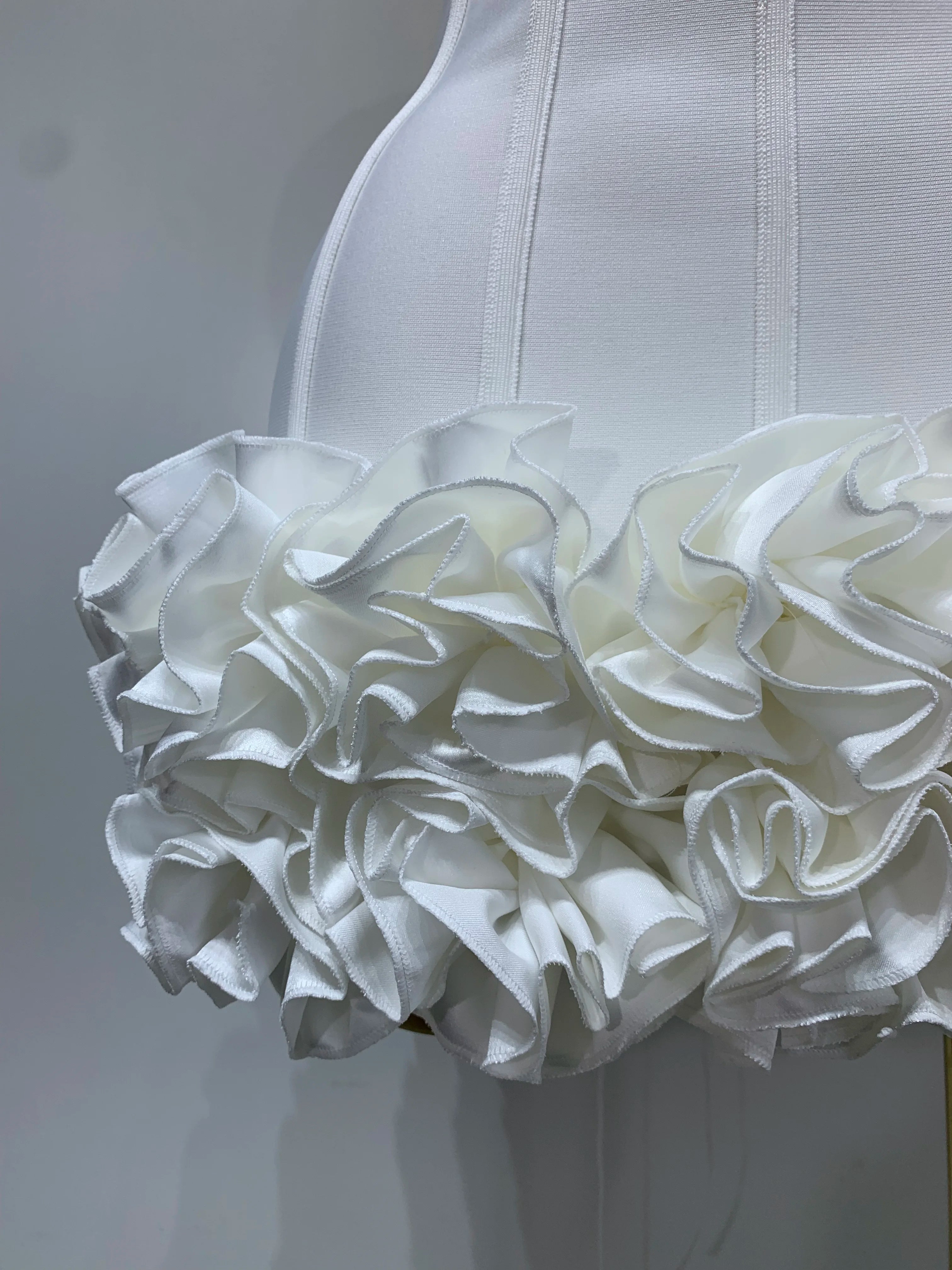 Robe Bandage Mini Strapless Appliqués Floraux – Soirée VIP